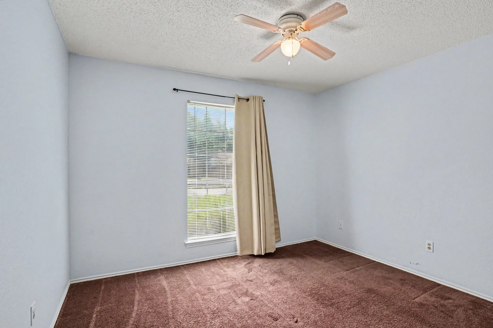 Single Family Residence For Sale in Tarrant County , 6210 Valley Forge Court, Arlington, Texas 76002, 3 Bedroom, 2 Bathroom, 2 Garage spaces, 1,398 Sqft, built in 1986, mls#21314152, Real Estate Agent in Arlington, Homes For Sale in Tarrant county, Homes For Sale in Arlington, Realtor in Arlington Texas, Real Estate Brokerage Independent Realty Texas, Luminita Cordes Realtor