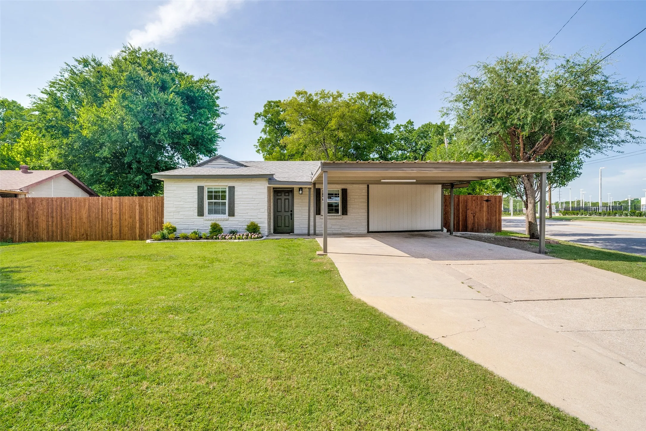 Single Family Residence For Sale in Tarrant County , 9225 N Dodson Drive, White Settlement, Texas 76108, 4 Bedroom, 2 Bathroom, 1 Garage spaces, 1,483 Sqft, built in 1949, mls#21314203, Real Estate Agent in White Settlement, Homes For Sale in Tarrant county, Homes For Sale in White Settlement, Realtor in White Settlement Texas, Real Estate Brokerage Independent Realty Texas, Luminita Cordes Realtor