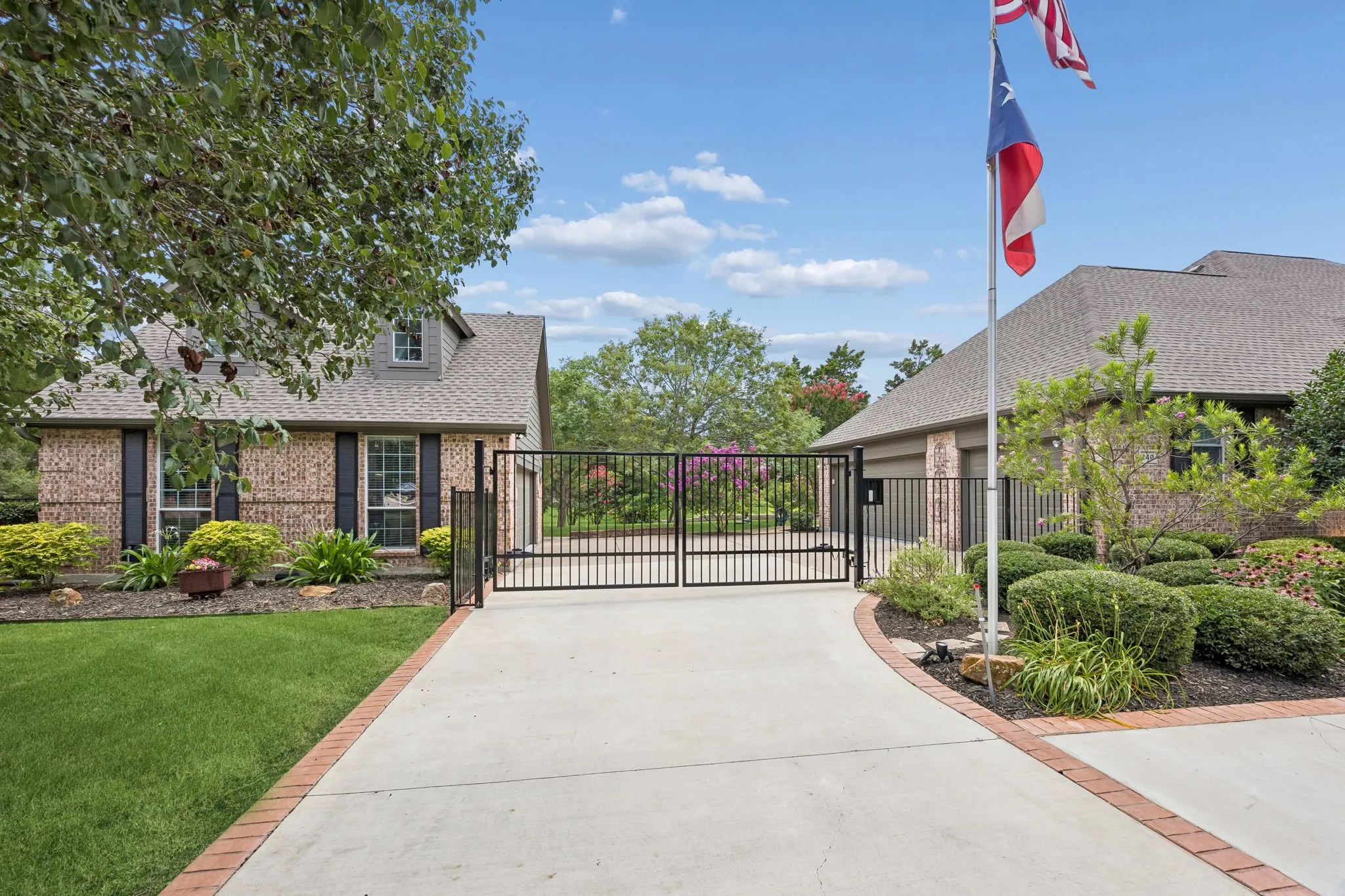 Single Family Residence For Sale in Collin County , 240 Arthur Court, Lucas, Texas 75002, 4 Bedroom, 3 Bathroom, 5 Garage spaces, 2,998 Sqft, built in 2002, mls#21300392, Real Estate Agent in Lucas, Homes For Sale in Collin county, Homes For Sale in Lucas, Realtor in Lucas Texas, Real Estate Brokerage Independent Realty Texas, Luminita Cordes Realtor