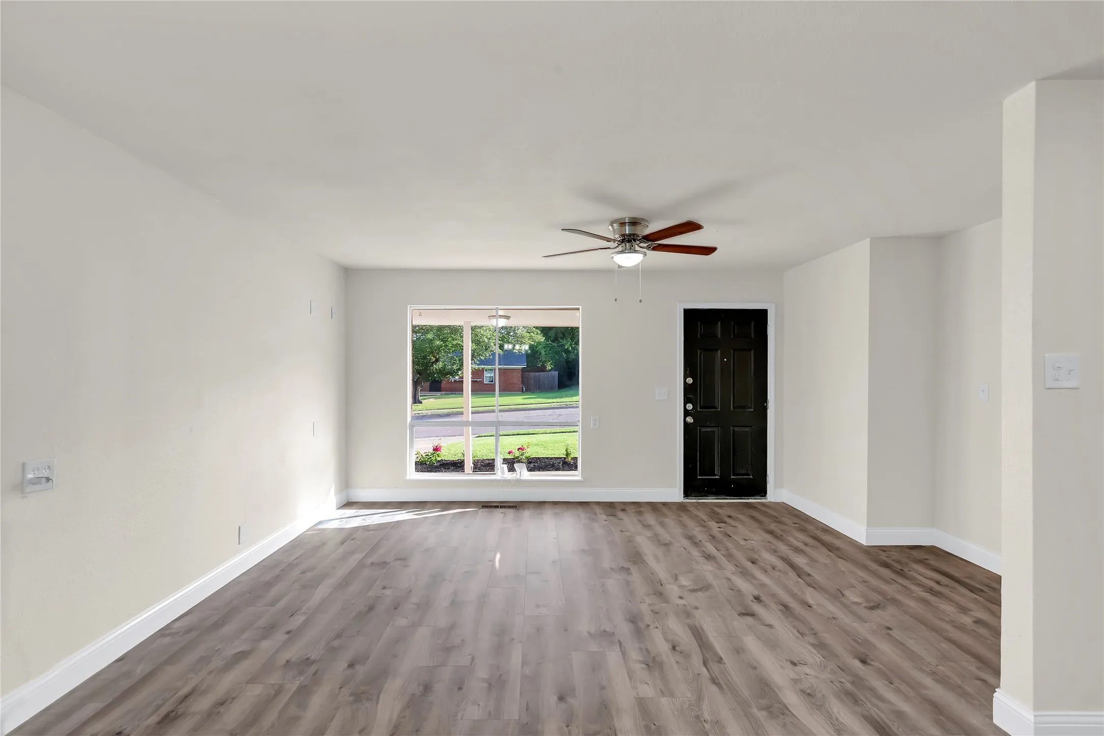 Single Family Residence For Sale in Tarrant County , 6357 Basswood Drive, Fort Worth, Texas 76135, 2 Bedroom, 1 Bathroom, 1 Garage spaces, 1,011 Sqft, built in 1963, mls#21306053, Real Estate Agent in Fort Worth, Homes For Sale in Tarrant county, Homes For Sale in Fort Worth, Realtor in Fort Worth Texas, Real Estate Brokerage Independent Realty Texas, Luminita Cordes Realtor
