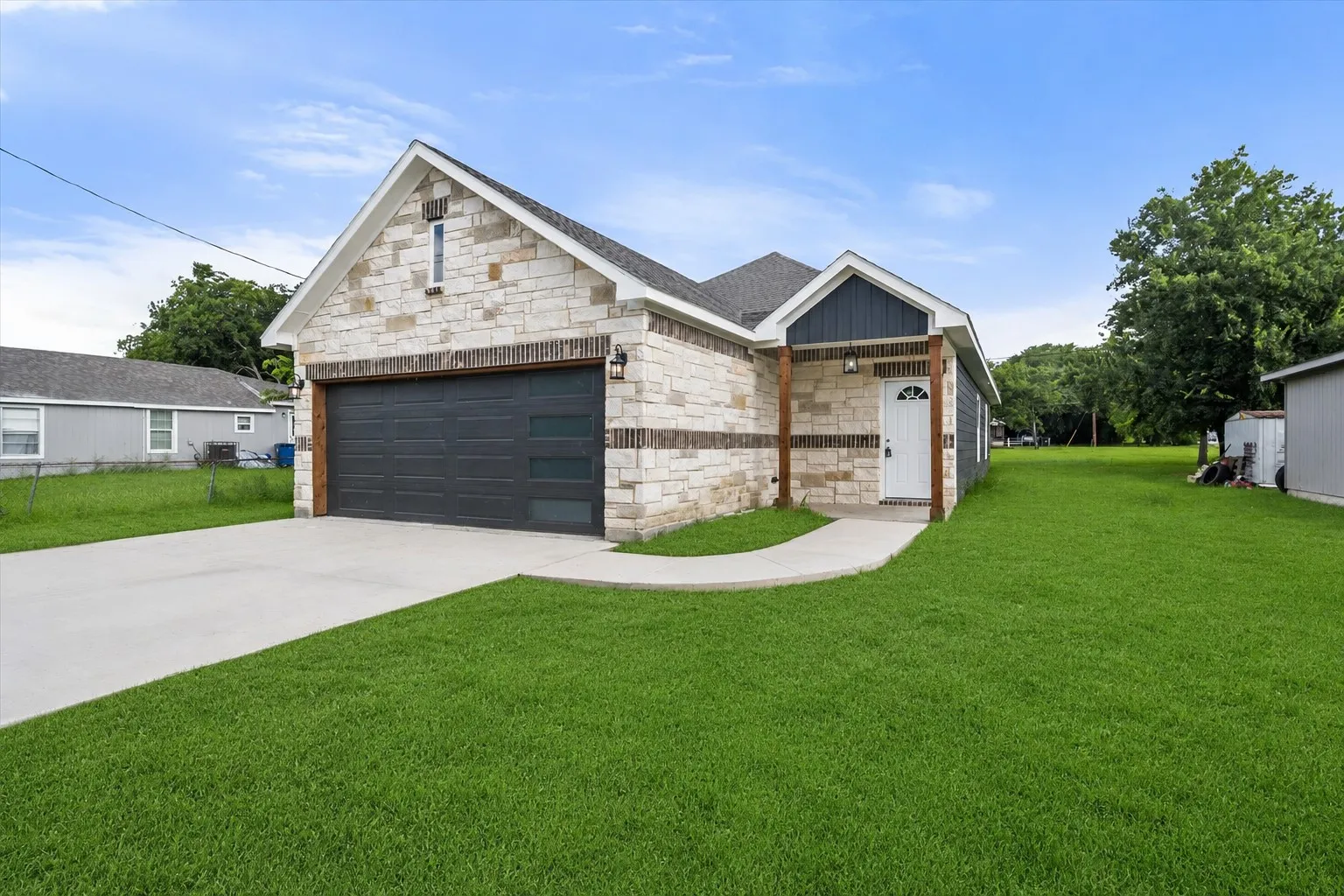 Single Family Residence For Sale in Navarro County , 1206 E 11th, Corsicana, Texas 75110, 3 Bedroom, 2 Bathroom, 2 Garage spaces, 1,390 Sqft, built in 2026, mls#21312836, Real Estate Agent in Corsicana, Homes For Sale in Navarro county, Homes For Sale in Corsicana, Realtor in Corsicana Texas, Real Estate Brokerage Independent Realty Texas, Luminita Cordes Realtor