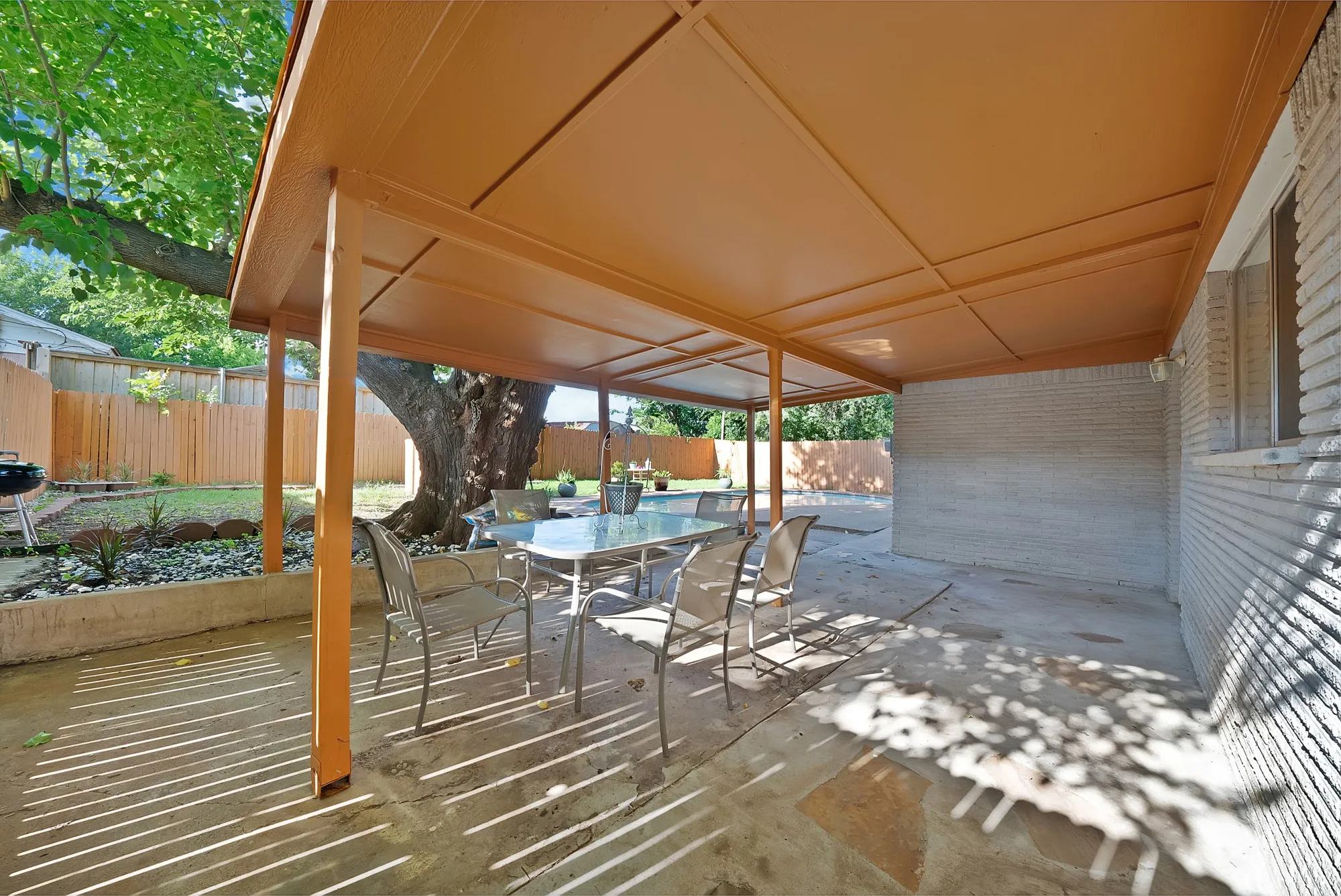 Single Family Residence For Sale in Tarrant County , 7824 Whitney Drive, White Settlement, Texas 76108, 3 Bedroom, 2 Bathroom, 1 Garage spaces, 1,718 Sqft, built in 1960, mls#21313733, Real Estate Agent in White Settlement, Homes For Sale in Tarrant county, Homes For Sale in White Settlement, Realtor in White Settlement Texas, Real Estate Brokerage Independent Realty Texas, Luminita Cordes Realtor