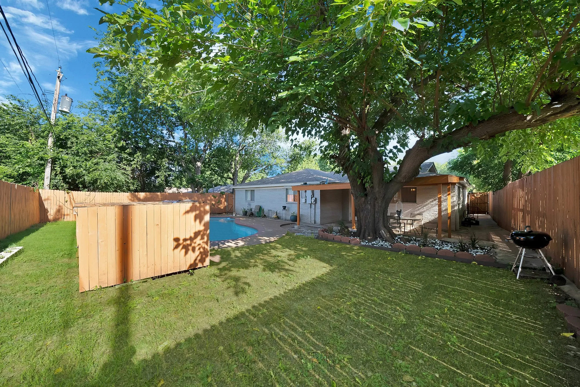 Single Family Residence For Sale in Tarrant County , 7824 Whitney Drive, White Settlement, Texas 76108, 3 Bedroom, 2 Bathroom, 1 Garage spaces, 1,718 Sqft, built in 1960, mls#21313733, Real Estate Agent in White Settlement, Homes For Sale in Tarrant county, Homes For Sale in White Settlement, Realtor in White Settlement Texas, Real Estate Brokerage Independent Realty Texas, Luminita Cordes Realtor