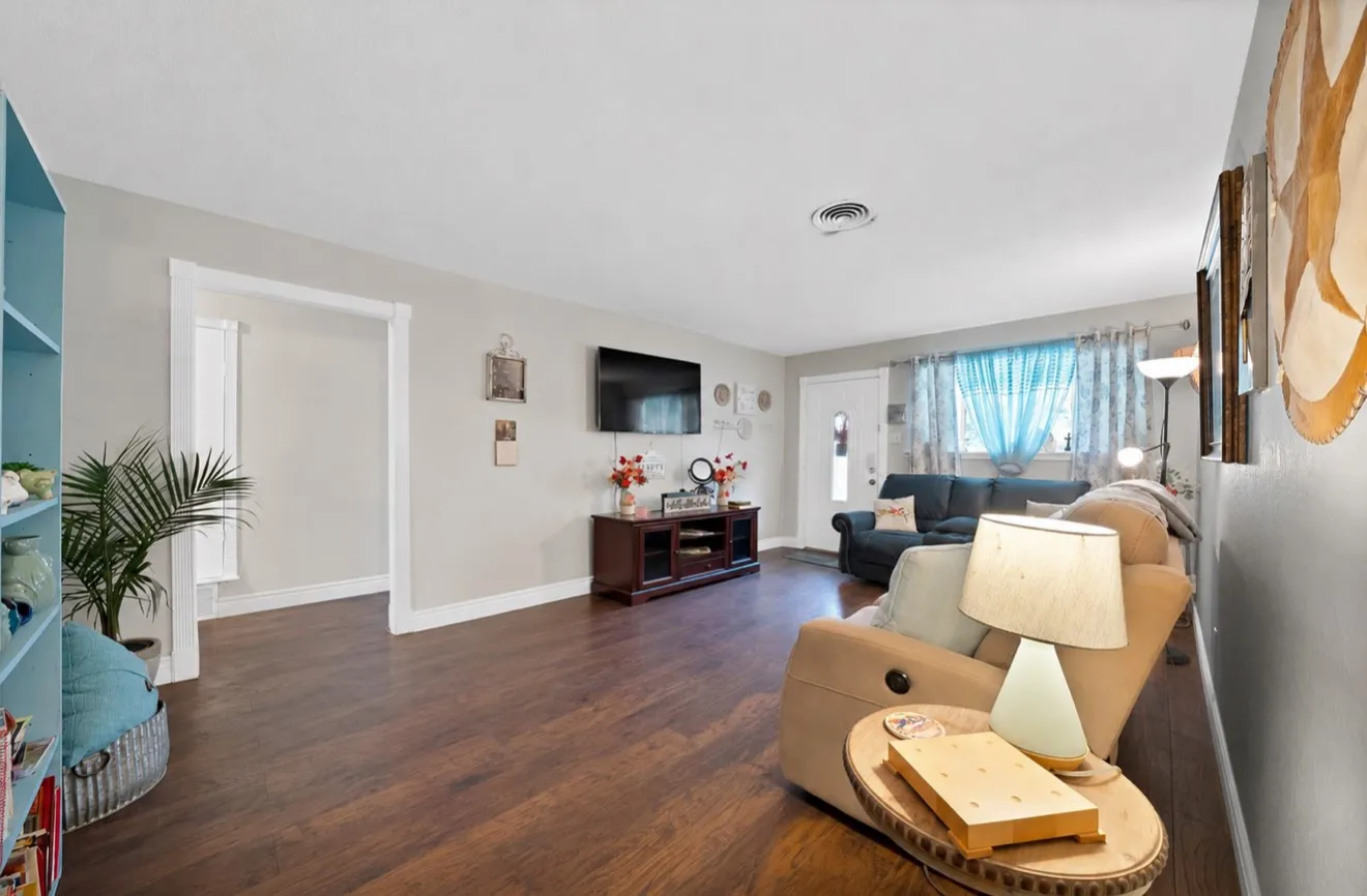 Single Family Residence For Sale in Tarrant County , 7824 Whitney Drive, White Settlement, Texas 76108, 3 Bedroom, 2 Bathroom, 1 Garage spaces, 1,718 Sqft, built in 1960, mls#21313733, Real Estate Agent in White Settlement, Homes For Sale in Tarrant county, Homes For Sale in White Settlement, Realtor in White Settlement Texas, Real Estate Brokerage Independent Realty Texas, Luminita Cordes Realtor