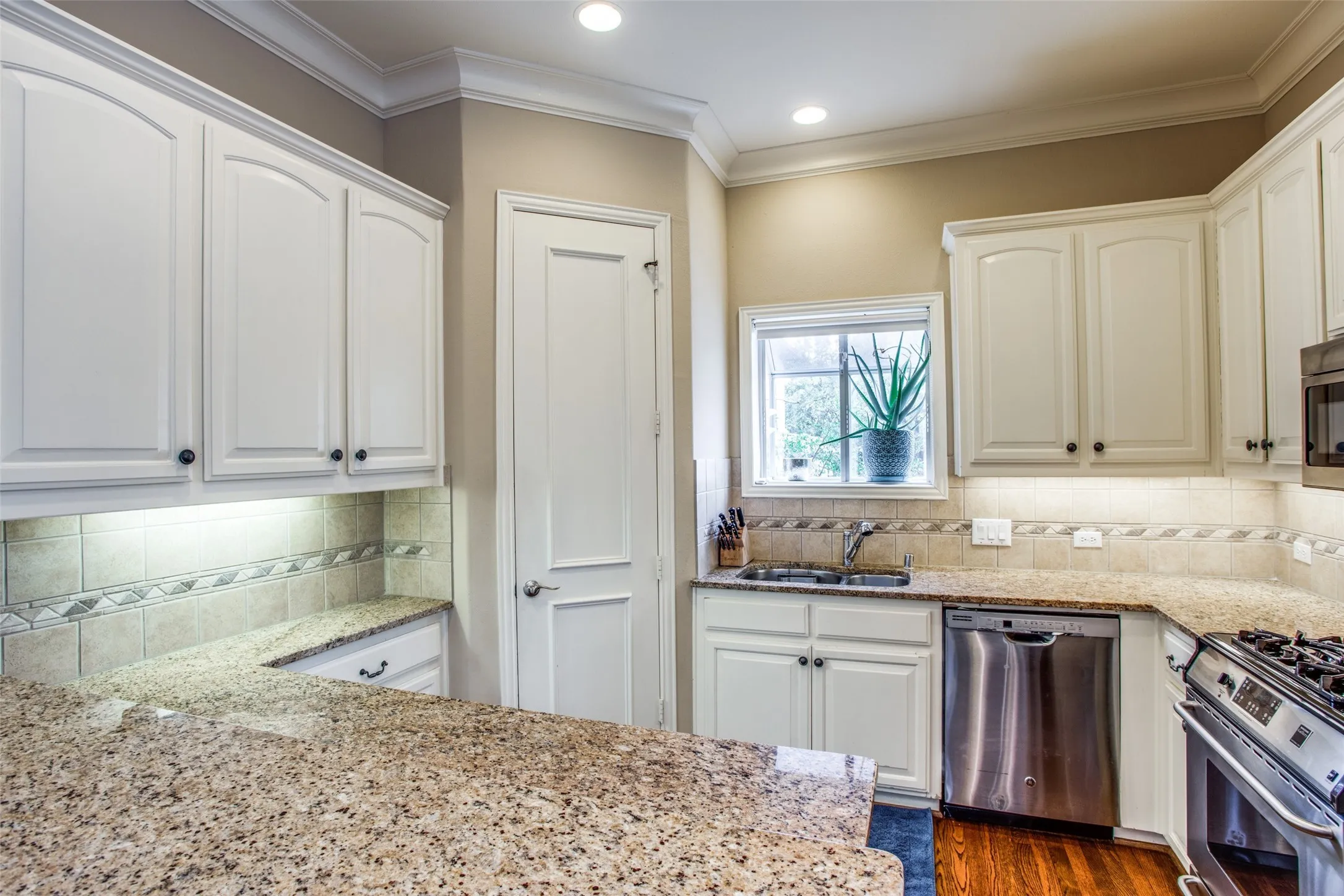 Condominium For Rent in Dallas County , 4518 Holland Avenue A, Dallas, Texas 75219, 2 Bedroom, 3 Bathroom, 2 Garage spaces, 1,868 Sqft, built in 2000, mls#21314366, Real Estate Agent in Dallas, Homes For Rent in Dallas county, Homes For Rent in Dallas, Realtor in Dallas Texas, Real Estate Brokerage Independent Realty Texas, Luminita Cordes Realtor