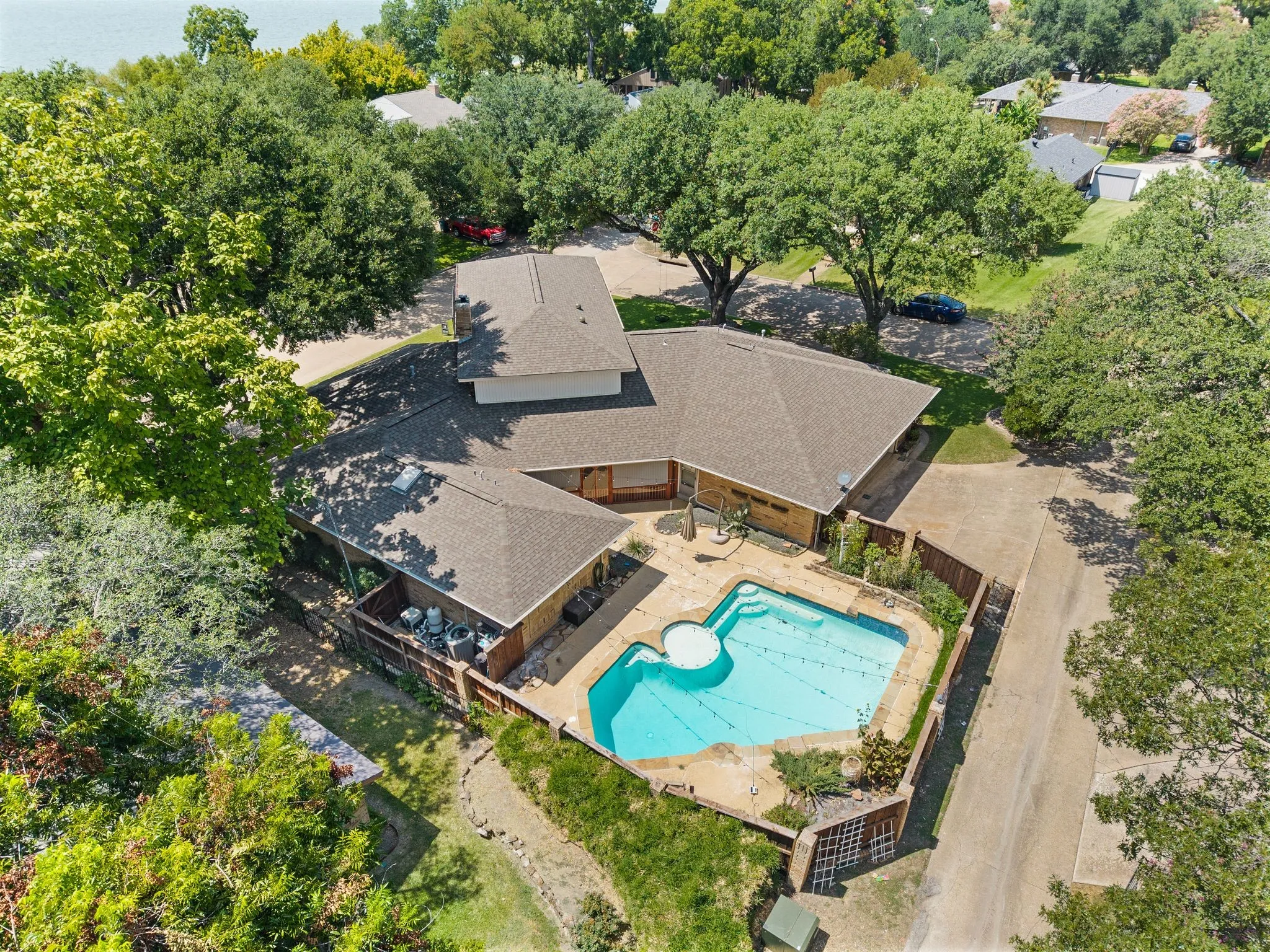 Single Family Residence For Sale in Rockwall County , 1501 S Lakeshore Drive, Rockwall, Texas 75087, 4 Bedroom, 3 Bathroom, 3 Garage spaces, 3,263 Sqft, built in 1981, mls#21314384, Real Estate Agent in Rockwall, Homes For Sale in Rockwall county, Homes For Sale in Rockwall, Realtor in Rockwall Texas, Real Estate Brokerage Independent Realty Texas, Luminita Cordes Realtor