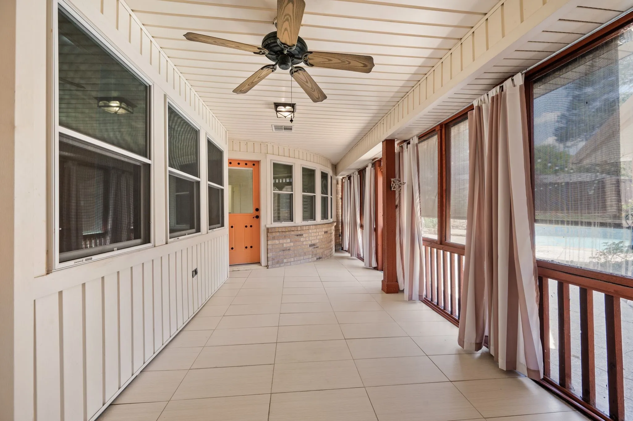 Single Family Residence For Sale in Rockwall County , 1501 S Lakeshore Drive, Rockwall, Texas 75087, 4 Bedroom, 3 Bathroom, 3 Garage spaces, 3,263 Sqft, built in 1981, mls#21314384, Real Estate Agent in Rockwall, Homes For Sale in Rockwall county, Homes For Sale in Rockwall, Realtor in Rockwall Texas, Real Estate Brokerage Independent Realty Texas, Luminita Cordes Realtor