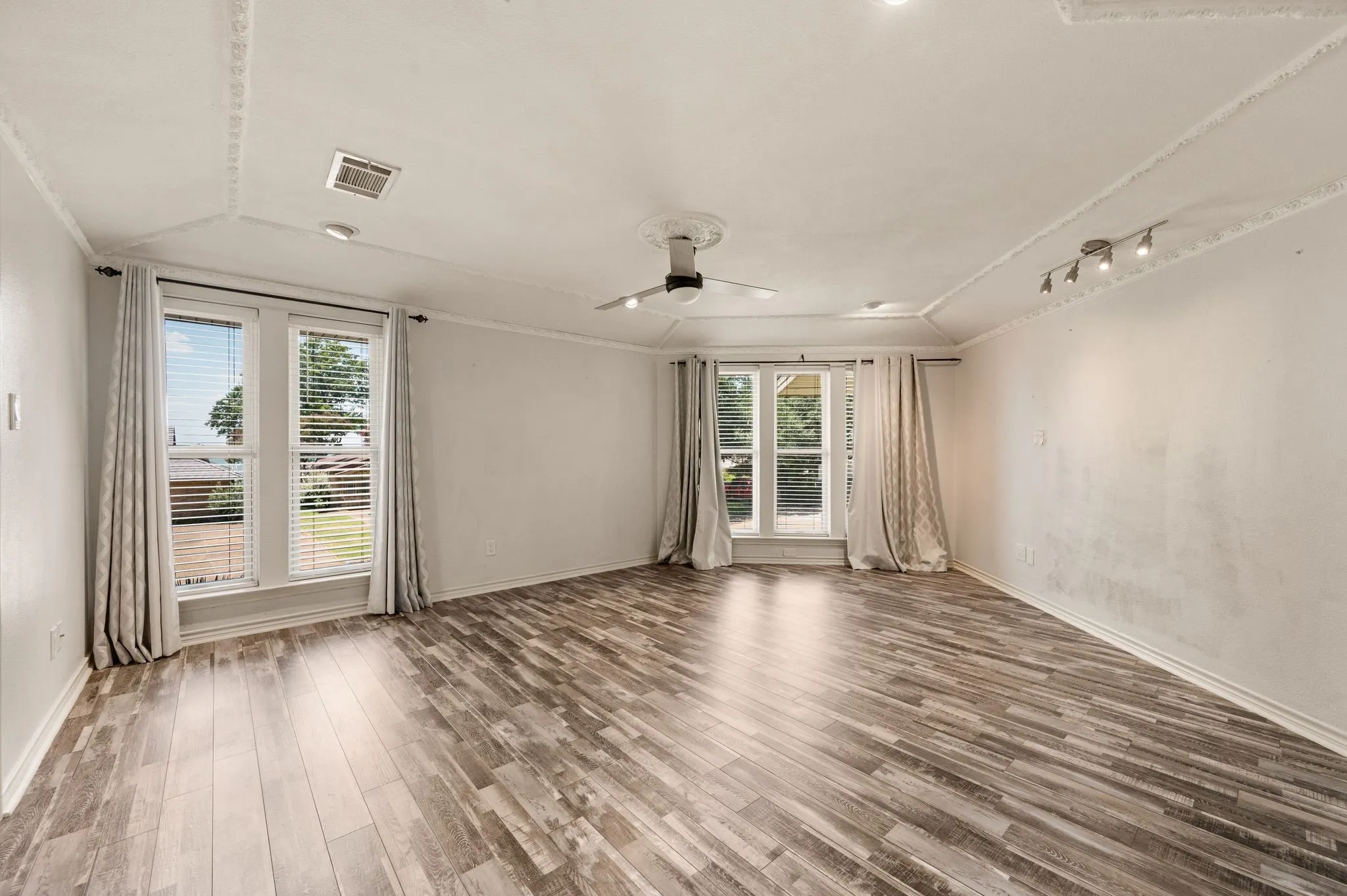 PRIMARY BR W LAKEVIEWS