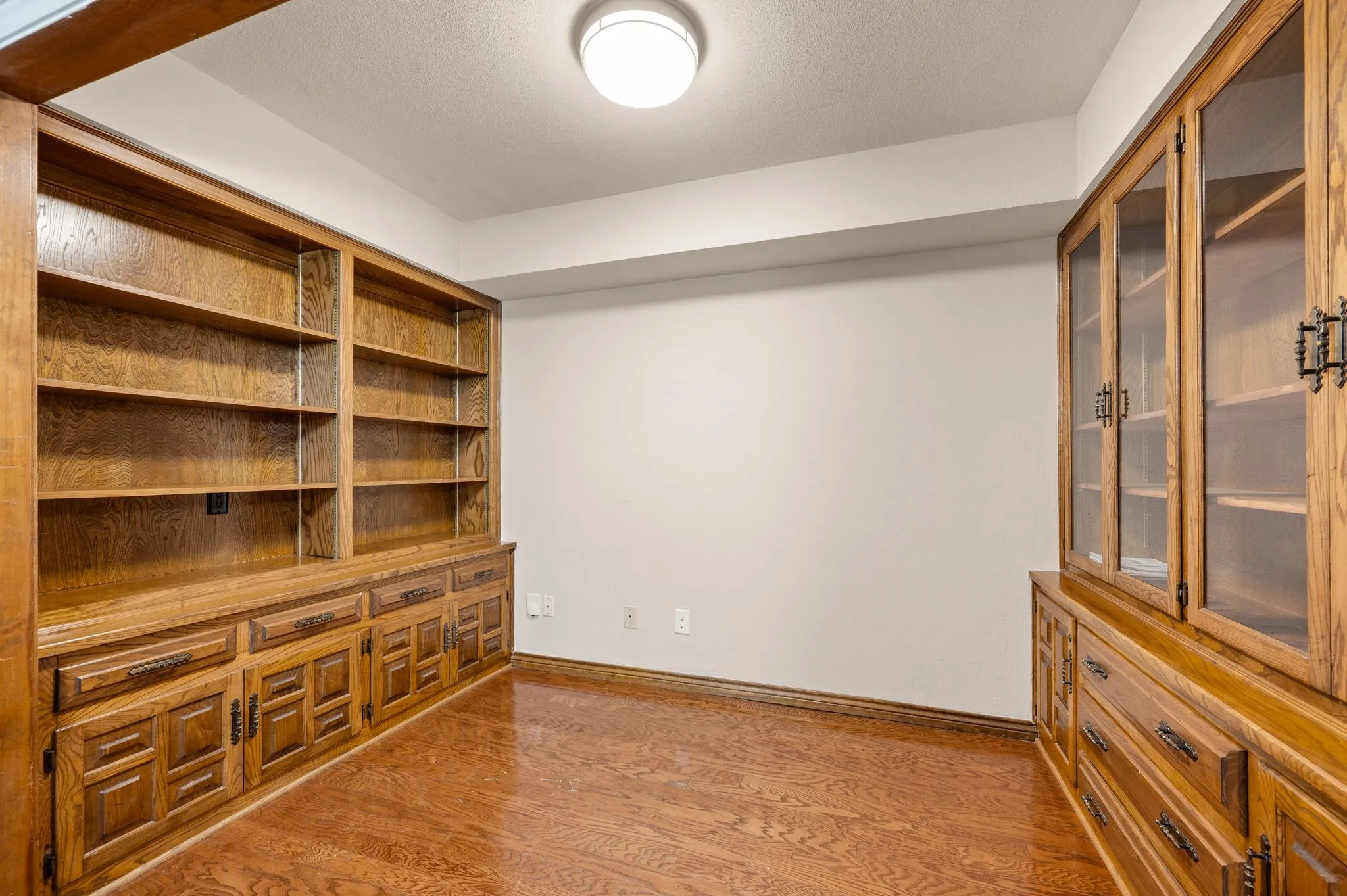 Single Family Residence For Sale in Rockwall County , 1501 S Lakeshore Drive, Rockwall, Texas 75087, 4 Bedroom, 3 Bathroom, 3 Garage spaces, 3,263 Sqft, built in 1981, mls#21314384, Real Estate Agent in Rockwall, Homes For Sale in Rockwall county, Homes For Sale in Rockwall, Realtor in Rockwall Texas, Real Estate Brokerage Independent Realty Texas, Luminita Cordes Realtor