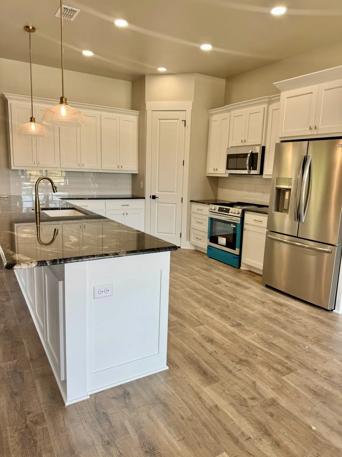 Single Family Residence For Sale in Smith County , 984 Mallard Drive, Lindale, Texas 75771, 4 Bedroom, 3 Bathroom, 2 Garage spaces, 2,274 Sqft, built in 2024, mls#21314388, Real Estate Agent in Lindale, Homes For Sale in Smith county, Homes For Sale in Lindale, Realtor in Lindale Texas, Real Estate Brokerage Independent Realty Texas, Luminita Cordes Realtor