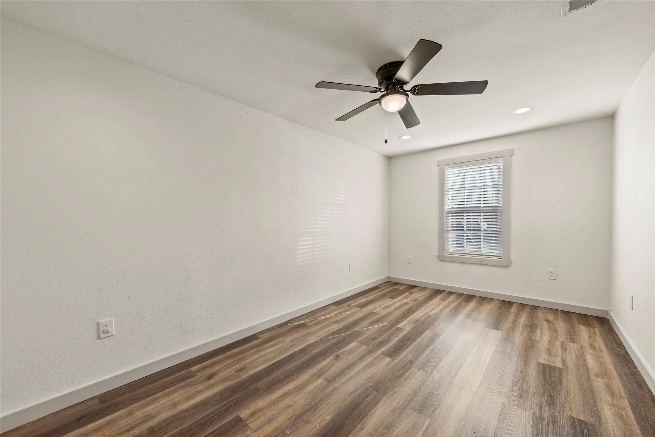 Single Family Residence For Sale in Mc Lennan County , 3724 N 24th Street, Waco, Texas 76708, 3 Bedroom, 2 Bathroom, Garage spaces, 1,414 Sqft, built in 1950, mls#21314335, Real Estate Agent in Waco, Homes For Sale in Mc Lennan county, Homes For Sale in Waco, Realtor in Waco Texas, Real Estate Brokerage Independent Realty Texas, Luminita Cordes Realtor