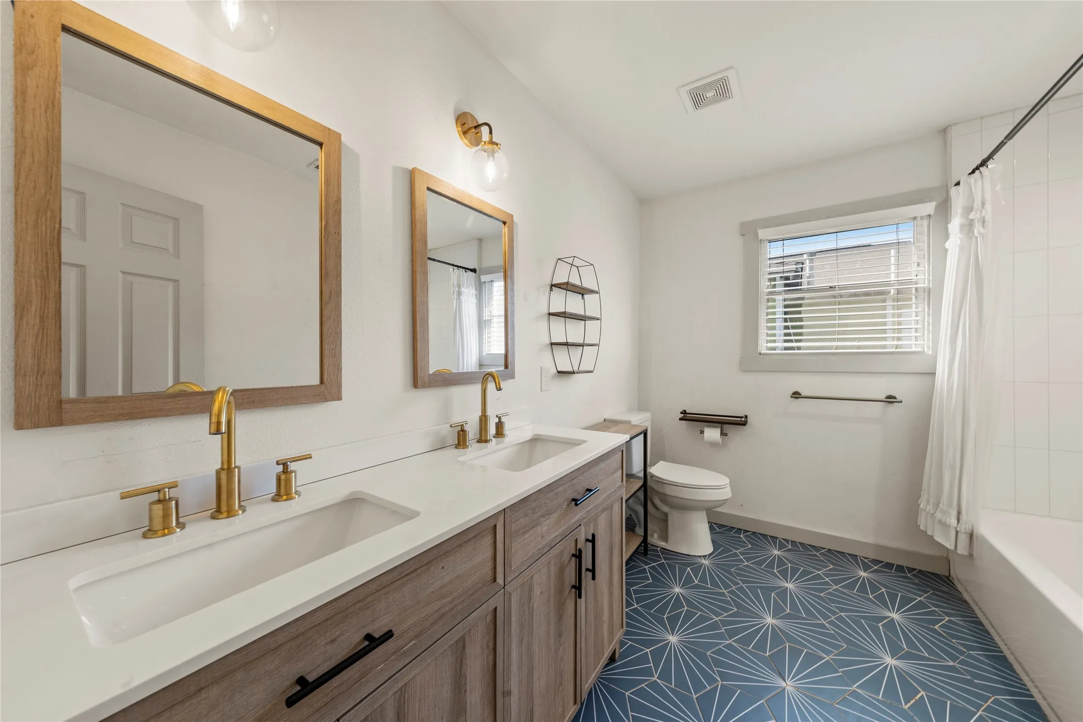 Single Family Residence For Sale in Mc Lennan County , 3724 N 24th Street, Waco, Texas 76708, 3 Bedroom, 2 Bathroom, Garage spaces, 1,414 Sqft, built in 1950, mls#21314335, Real Estate Agent in Waco, Homes For Sale in Mc Lennan county, Homes For Sale in Waco, Realtor in Waco Texas, Real Estate Brokerage Independent Realty Texas, Luminita Cordes Realtor