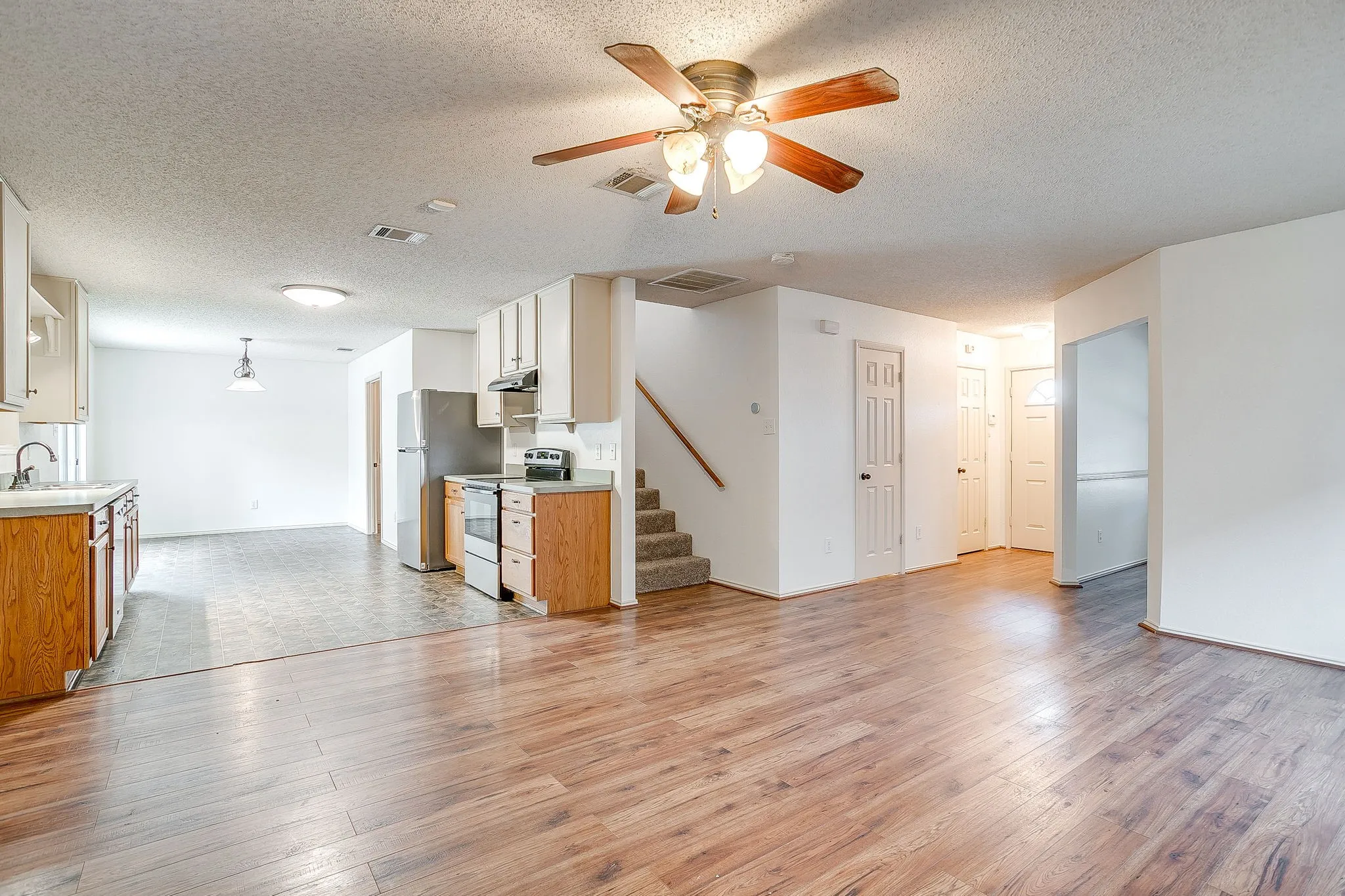 Single Family Residence For Sale in Tarrant County , 2333 Ash Grove Trail, Fort Worth, Texas 76112, 3 Bedroom, 3 Bathroom, 2 Garage spaces, 2,281 Sqft, built in 2004, mls#21314180, Real Estate Agent in Fort Worth, Homes For Sale in Tarrant county, Homes For Sale in Fort Worth, Realtor in Fort Worth Texas, Real Estate Brokerage Independent Realty Texas, Luminita Cordes Realtor