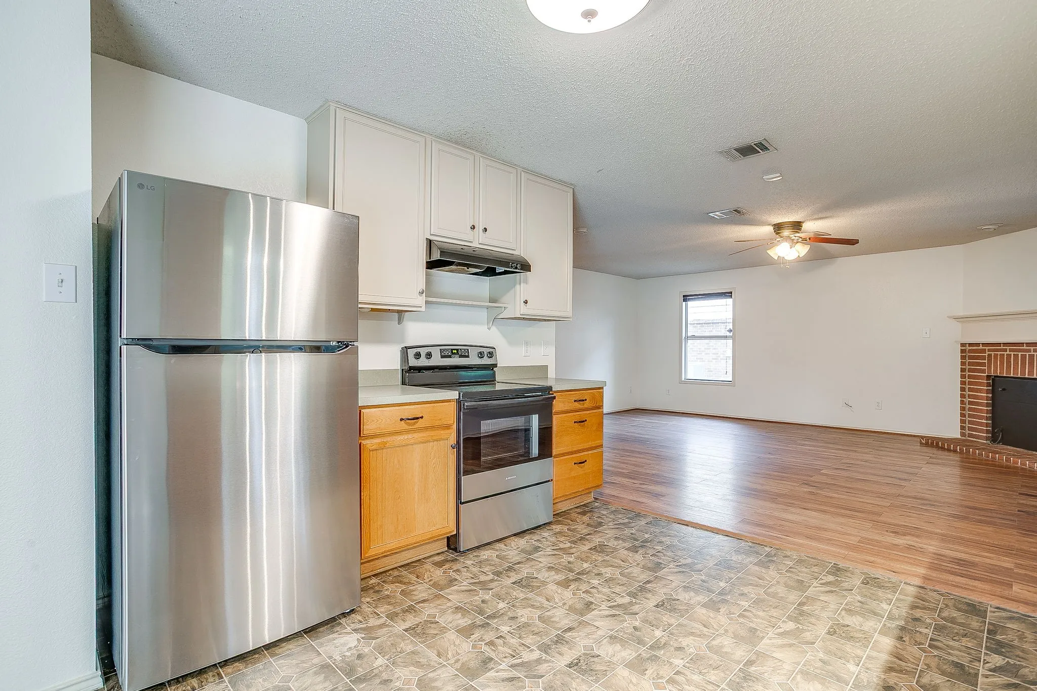 Single Family Residence For Sale in Tarrant County , 2333 Ash Grove Trail, Fort Worth, Texas 76112, 3 Bedroom, 3 Bathroom, 2 Garage spaces, 2,281 Sqft, built in 2004, mls#21314180, Real Estate Agent in Fort Worth, Homes For Sale in Tarrant county, Homes For Sale in Fort Worth, Realtor in Fort Worth Texas, Real Estate Brokerage Independent Realty Texas, Luminita Cordes Realtor