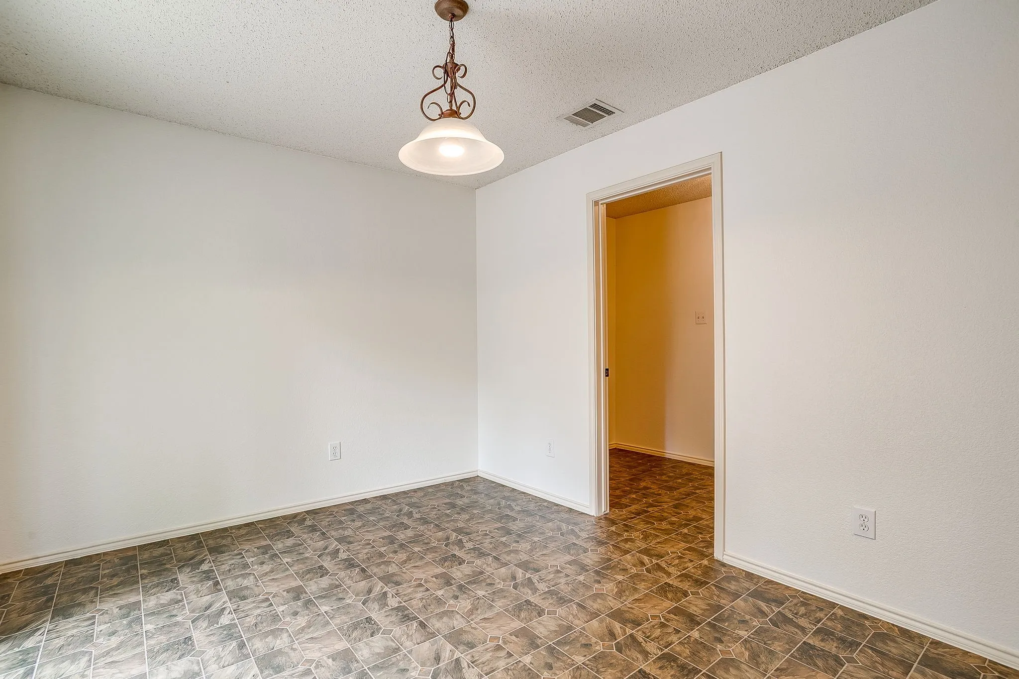Single Family Residence For Sale in Tarrant County , 2333 Ash Grove Trail, Fort Worth, Texas 76112, 3 Bedroom, 3 Bathroom, 2 Garage spaces, 2,281 Sqft, built in 2004, mls#21314180, Real Estate Agent in Fort Worth, Homes For Sale in Tarrant county, Homes For Sale in Fort Worth, Realtor in Fort Worth Texas, Real Estate Brokerage Independent Realty Texas, Luminita Cordes Realtor