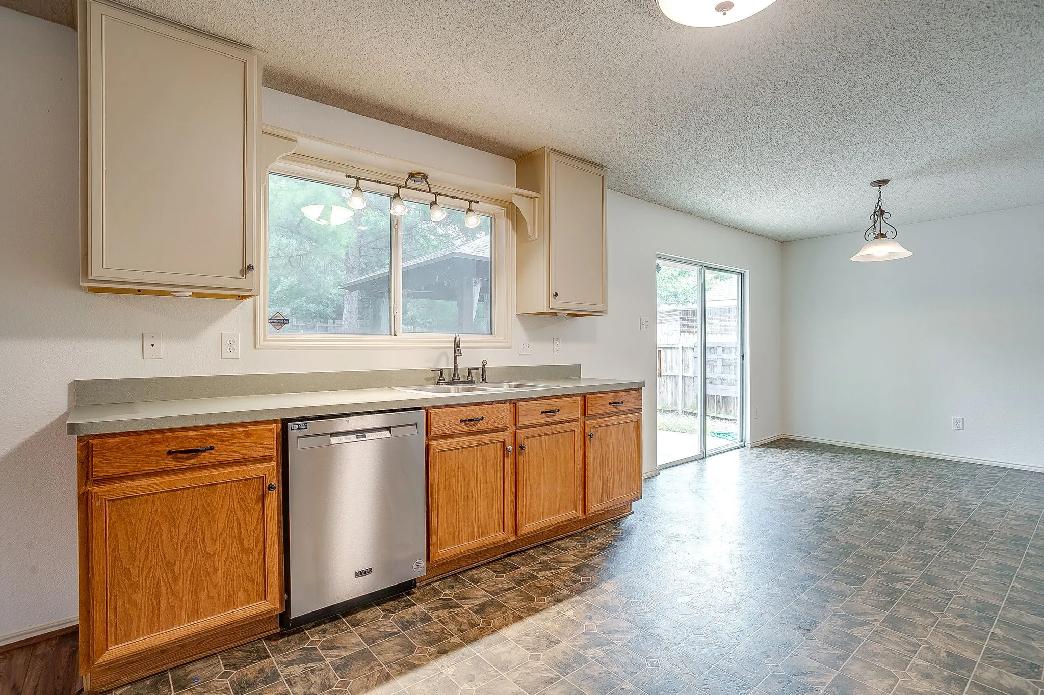 Single Family Residence For Sale in Tarrant County , 2333 Ash Grove Trail, Fort Worth, Texas 76112, 3 Bedroom, 3 Bathroom, 2 Garage spaces, 2,281 Sqft, built in 2004, mls#21314180, Real Estate Agent in Fort Worth, Homes For Sale in Tarrant county, Homes For Sale in Fort Worth, Realtor in Fort Worth Texas, Real Estate Brokerage Independent Realty Texas, Luminita Cordes Realtor