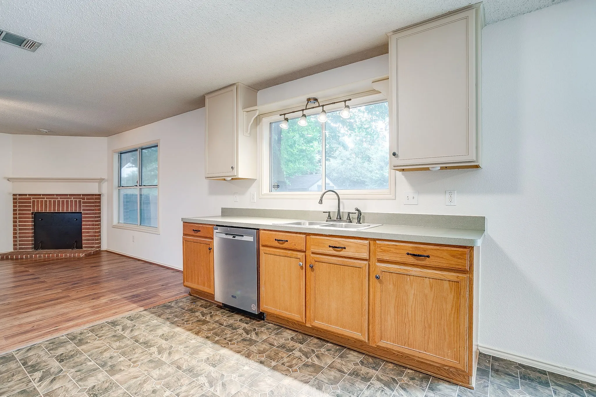 Single Family Residence For Sale in Tarrant County , 2333 Ash Grove Trail, Fort Worth, Texas 76112, 3 Bedroom, 3 Bathroom, 2 Garage spaces, 2,281 Sqft, built in 2004, mls#21314180, Real Estate Agent in Fort Worth, Homes For Sale in Tarrant county, Homes For Sale in Fort Worth, Realtor in Fort Worth Texas, Real Estate Brokerage Independent Realty Texas, Luminita Cordes Realtor