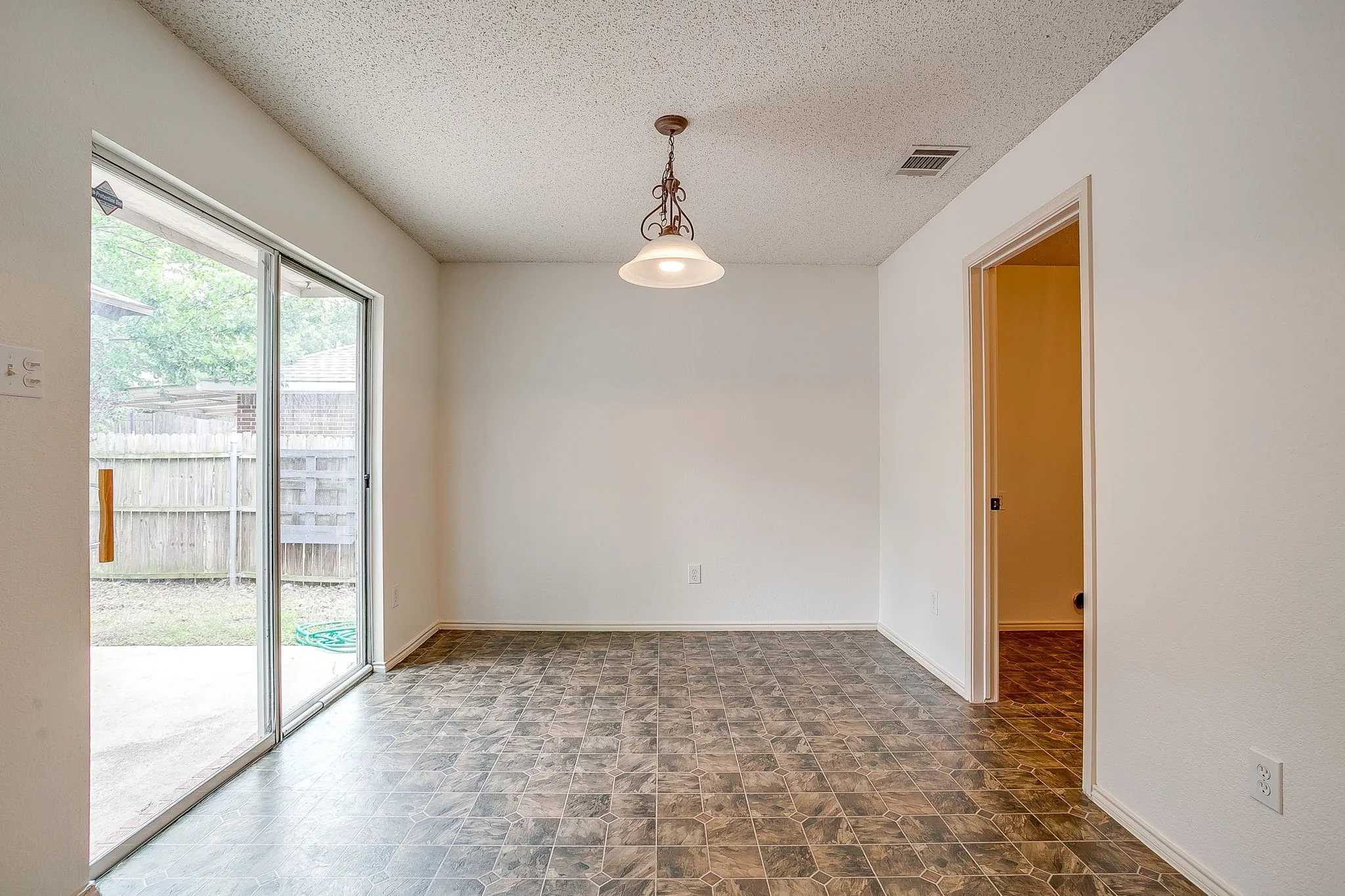 Single Family Residence For Sale in Tarrant County , 2333 Ash Grove Trail, Fort Worth, Texas 76112, 3 Bedroom, 3 Bathroom, 2 Garage spaces, 2,281 Sqft, built in 2004, mls#21314180, Real Estate Agent in Fort Worth, Homes For Sale in Tarrant county, Homes For Sale in Fort Worth, Realtor in Fort Worth Texas, Real Estate Brokerage Independent Realty Texas, Luminita Cordes Realtor
