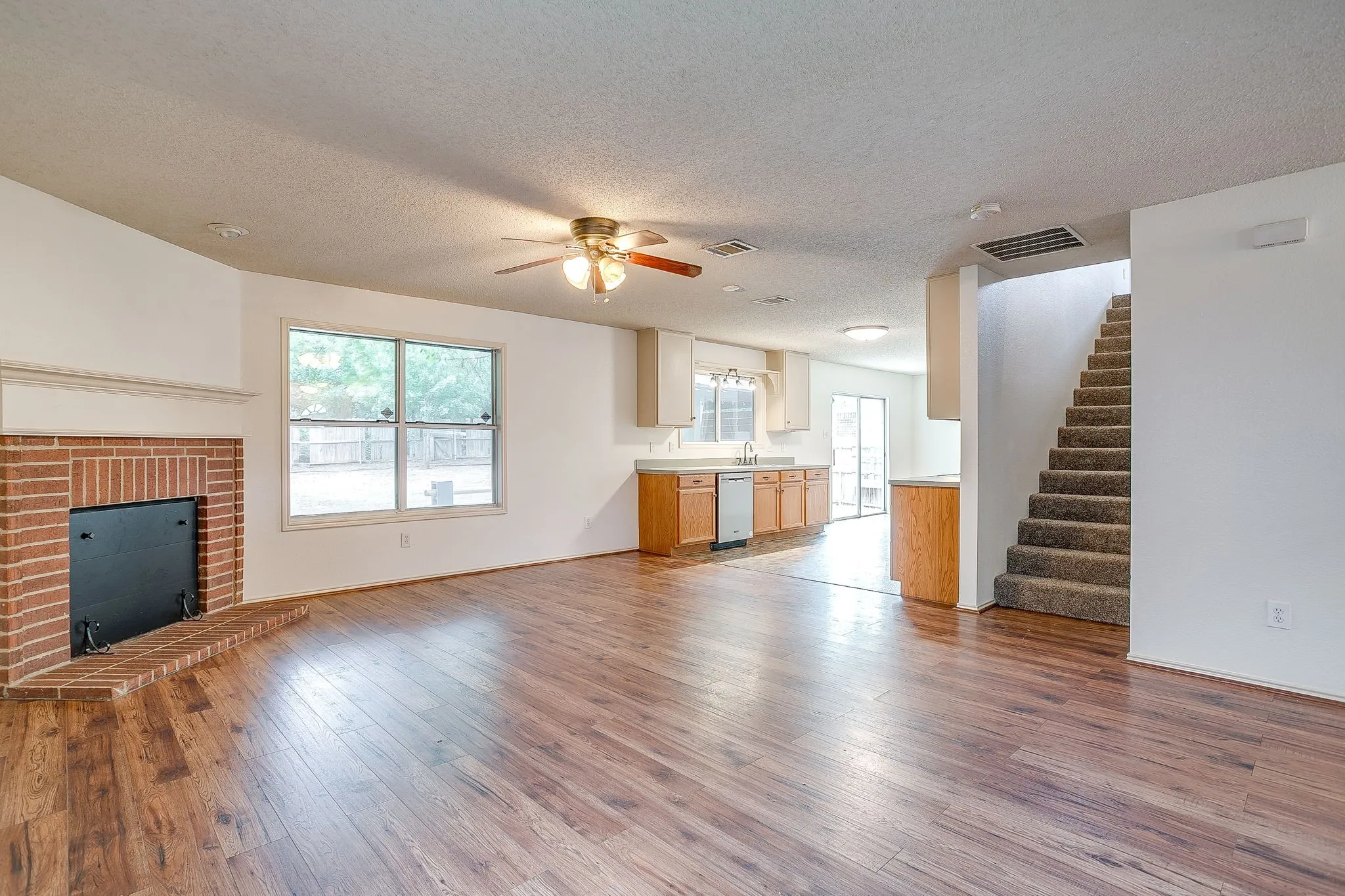 Single Family Residence For Sale in Tarrant County , 2333 Ash Grove Trail, Fort Worth, Texas 76112, 3 Bedroom, 3 Bathroom, 2 Garage spaces, 2,281 Sqft, built in 2004, mls#21314180, Real Estate Agent in Fort Worth, Homes For Sale in Tarrant county, Homes For Sale in Fort Worth, Realtor in Fort Worth Texas, Real Estate Brokerage Independent Realty Texas, Luminita Cordes Realtor