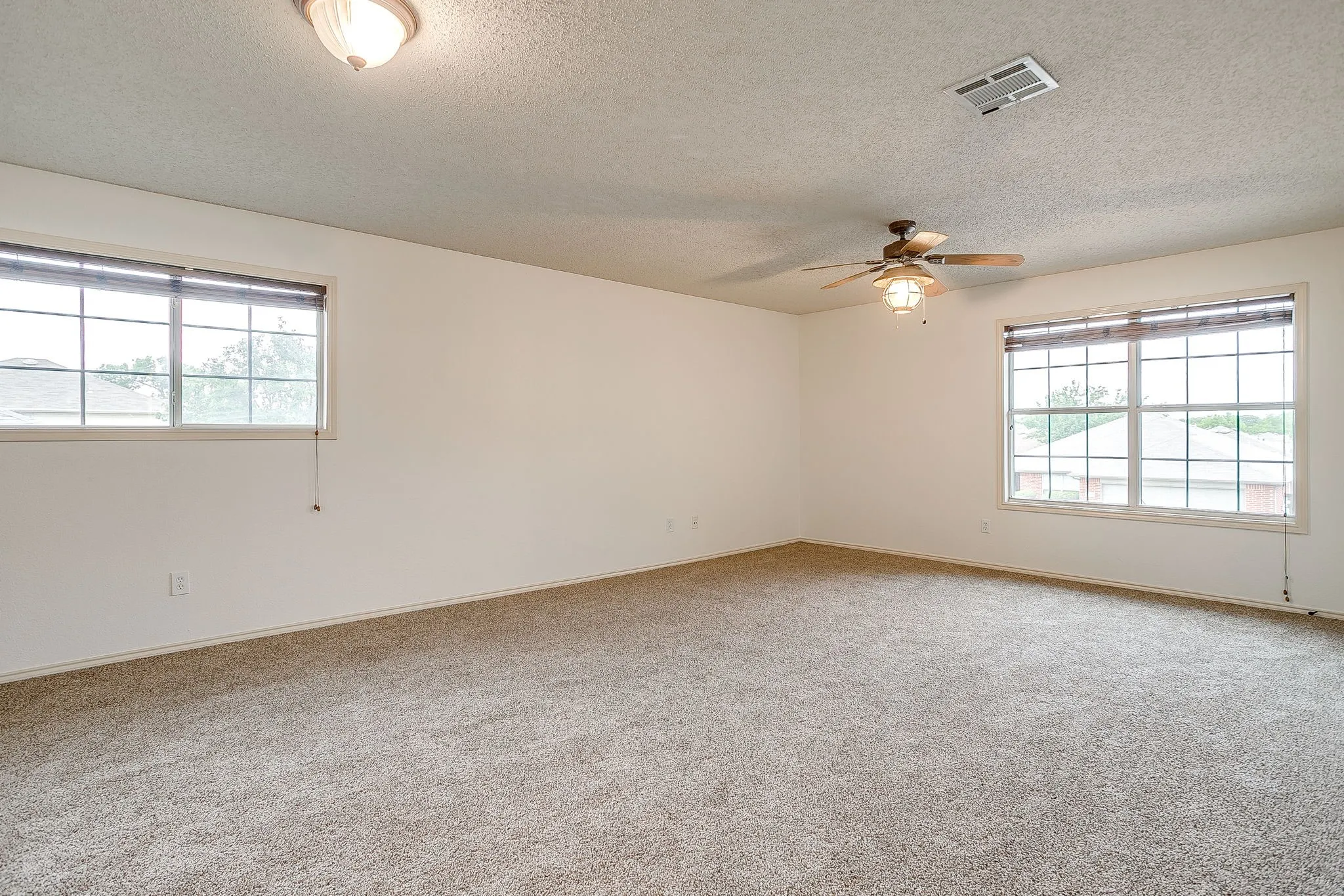 Single Family Residence For Sale in Tarrant County , 2333 Ash Grove Trail, Fort Worth, Texas 76112, 3 Bedroom, 3 Bathroom, 2 Garage spaces, 2,281 Sqft, built in 2004, mls#21314180, Real Estate Agent in Fort Worth, Homes For Sale in Tarrant county, Homes For Sale in Fort Worth, Realtor in Fort Worth Texas, Real Estate Brokerage Independent Realty Texas, Luminita Cordes Realtor