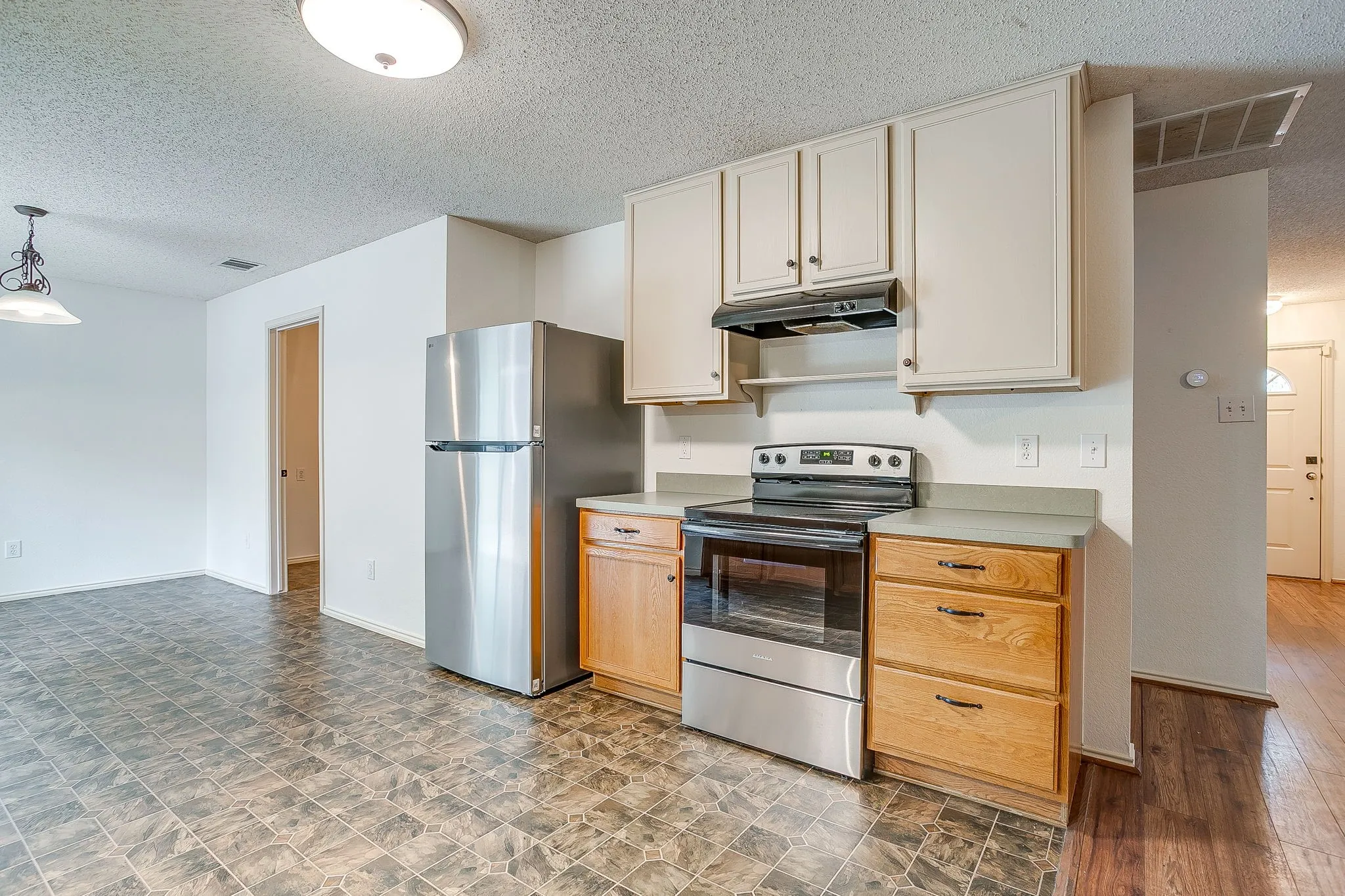 Single Family Residence For Sale in Tarrant County , 2333 Ash Grove Trail, Fort Worth, Texas 76112, 3 Bedroom, 3 Bathroom, 2 Garage spaces, 2,281 Sqft, built in 2004, mls#21314180, Real Estate Agent in Fort Worth, Homes For Sale in Tarrant county, Homes For Sale in Fort Worth, Realtor in Fort Worth Texas, Real Estate Brokerage Independent Realty Texas, Luminita Cordes Realtor
