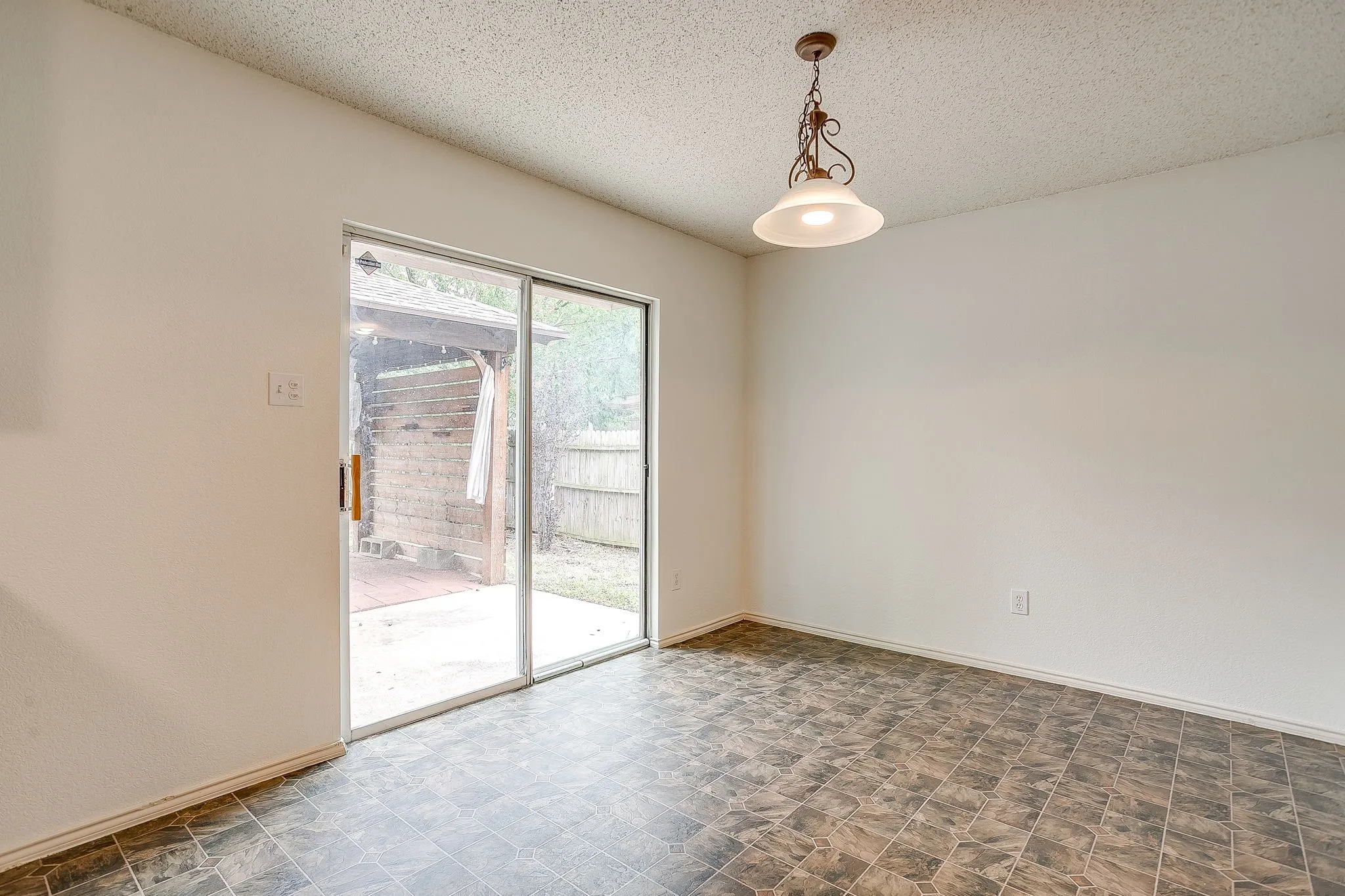 Single Family Residence For Sale in Tarrant County , 2333 Ash Grove Trail, Fort Worth, Texas 76112, 3 Bedroom, 3 Bathroom, 2 Garage spaces, 2,281 Sqft, built in 2004, mls#21314180, Real Estate Agent in Fort Worth, Homes For Sale in Tarrant county, Homes For Sale in Fort Worth, Realtor in Fort Worth Texas, Real Estate Brokerage Independent Realty Texas, Luminita Cordes Realtor