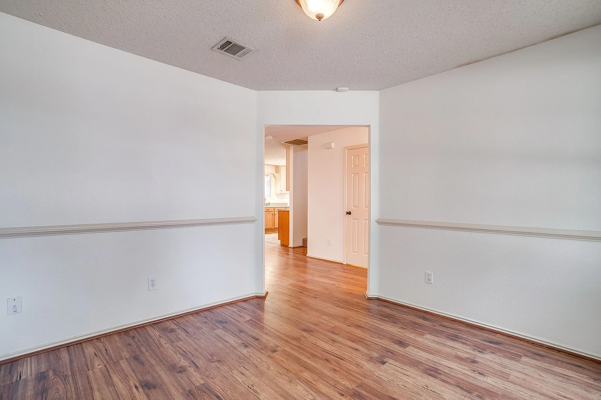 Single Family Residence For Sale in Tarrant County , 2333 Ash Grove Trail, Fort Worth, Texas 76112, 3 Bedroom, 3 Bathroom, 2 Garage spaces, 2,281 Sqft, built in 2004, mls#21314180, Real Estate Agent in Fort Worth, Homes For Sale in Tarrant county, Homes For Sale in Fort Worth, Realtor in Fort Worth Texas, Real Estate Brokerage Independent Realty Texas, Luminita Cordes Realtor