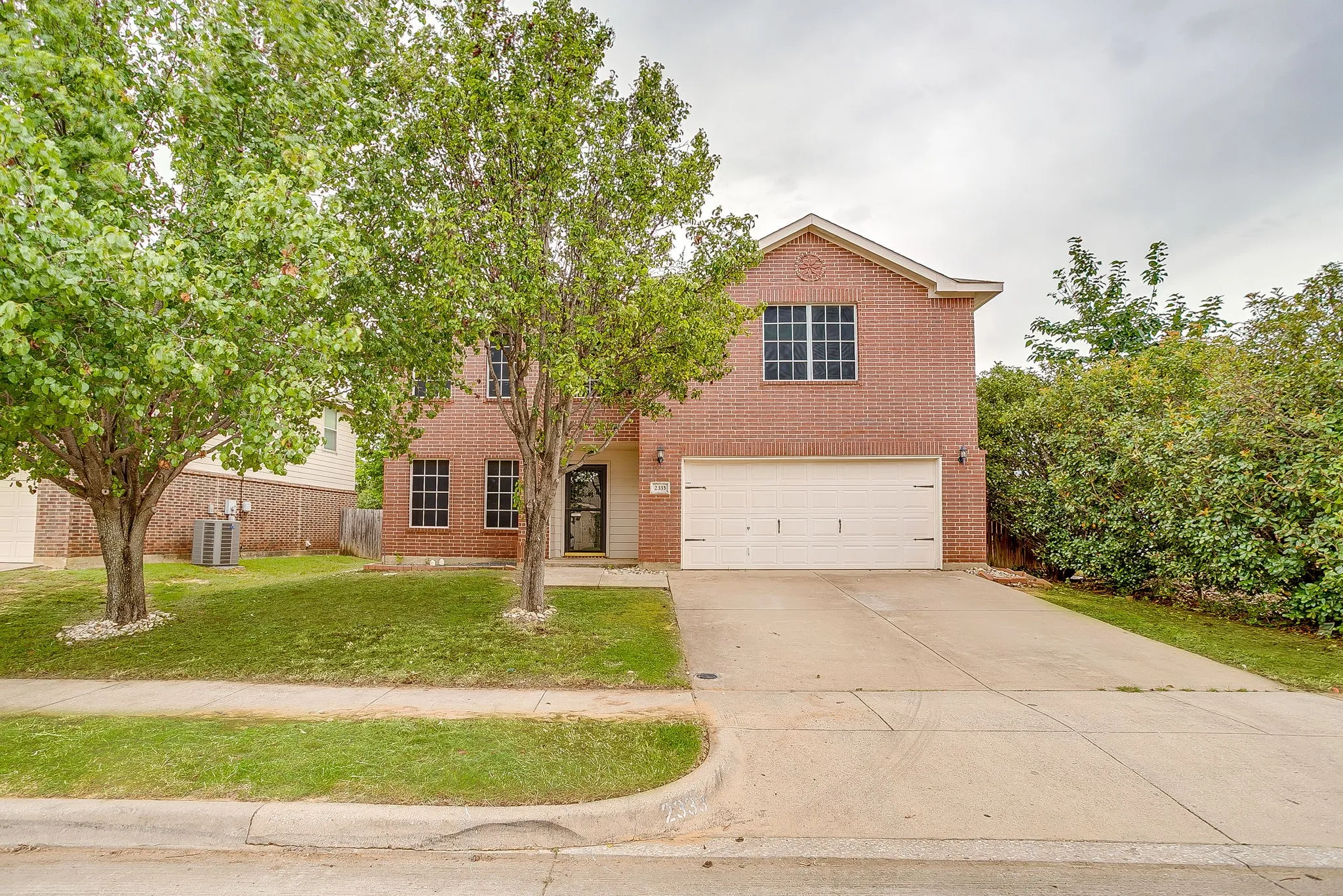 Single Family Residence For Sale in Tarrant County , 2333 Ash Grove Trail, Fort Worth, Texas 76112, 3 Bedroom, 3 Bathroom, 2 Garage spaces, 2,281 Sqft, built in 2004, mls#21314180, Real Estate Agent in Fort Worth, Homes For Sale in Tarrant county, Homes For Sale in Fort Worth, Realtor in Fort Worth Texas, Real Estate Brokerage Independent Realty Texas, Luminita Cordes Realtor