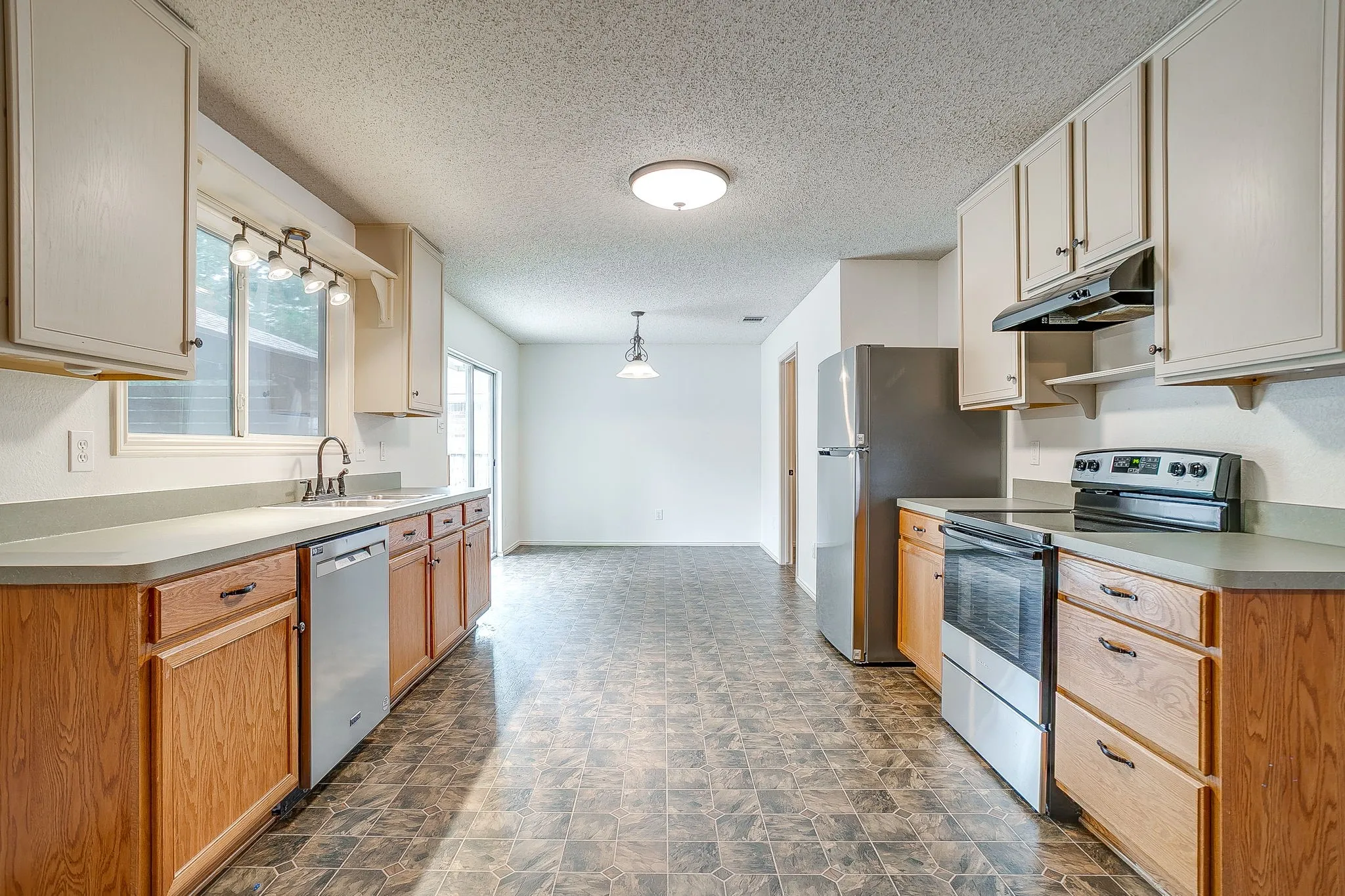 Single Family Residence For Sale in Tarrant County , 2333 Ash Grove Trail, Fort Worth, Texas 76112, 3 Bedroom, 3 Bathroom, 2 Garage spaces, 2,281 Sqft, built in 2004, mls#21314180, Real Estate Agent in Fort Worth, Homes For Sale in Tarrant county, Homes For Sale in Fort Worth, Realtor in Fort Worth Texas, Real Estate Brokerage Independent Realty Texas, Luminita Cordes Realtor