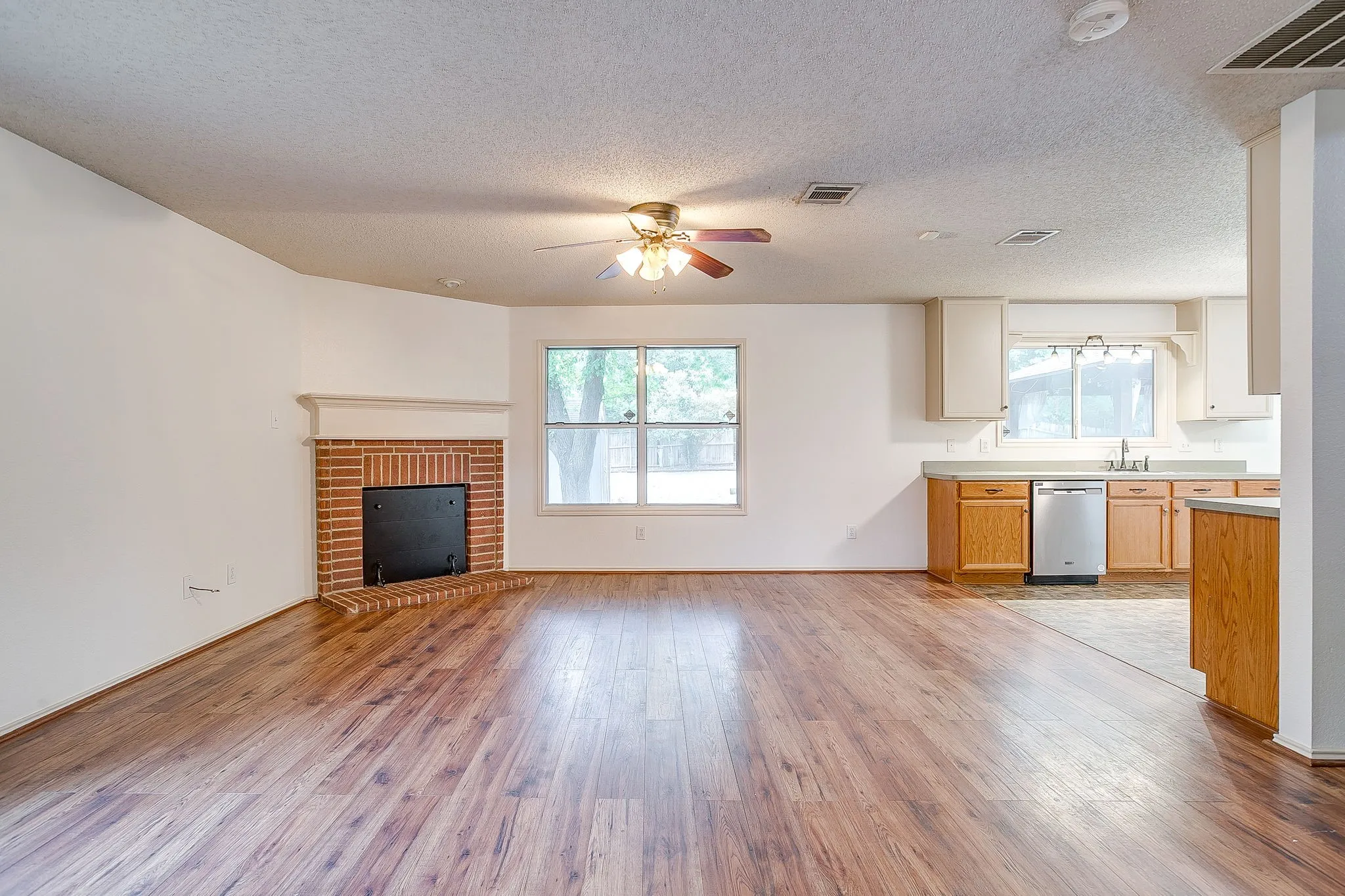 Single Family Residence For Sale in Tarrant County , 2333 Ash Grove Trail, Fort Worth, Texas 76112, 3 Bedroom, 3 Bathroom, 2 Garage spaces, 2,281 Sqft, built in 2004, mls#21314180, Real Estate Agent in Fort Worth, Homes For Sale in Tarrant county, Homes For Sale in Fort Worth, Realtor in Fort Worth Texas, Real Estate Brokerage Independent Realty Texas, Luminita Cordes Realtor