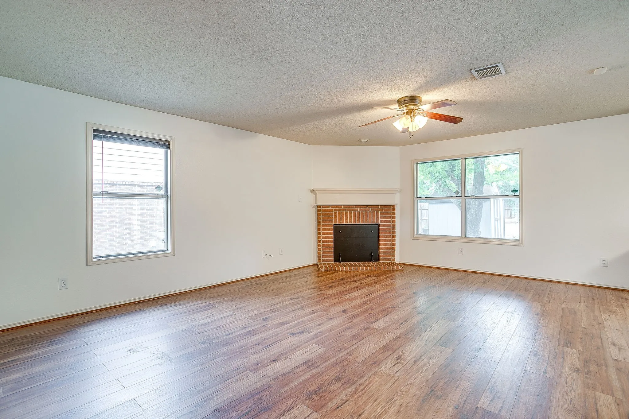 Single Family Residence For Sale in Tarrant County , 2333 Ash Grove Trail, Fort Worth, Texas 76112, 3 Bedroom, 3 Bathroom, 2 Garage spaces, 2,281 Sqft, built in 2004, mls#21314180, Real Estate Agent in Fort Worth, Homes For Sale in Tarrant county, Homes For Sale in Fort Worth, Realtor in Fort Worth Texas, Real Estate Brokerage Independent Realty Texas, Luminita Cordes Realtor