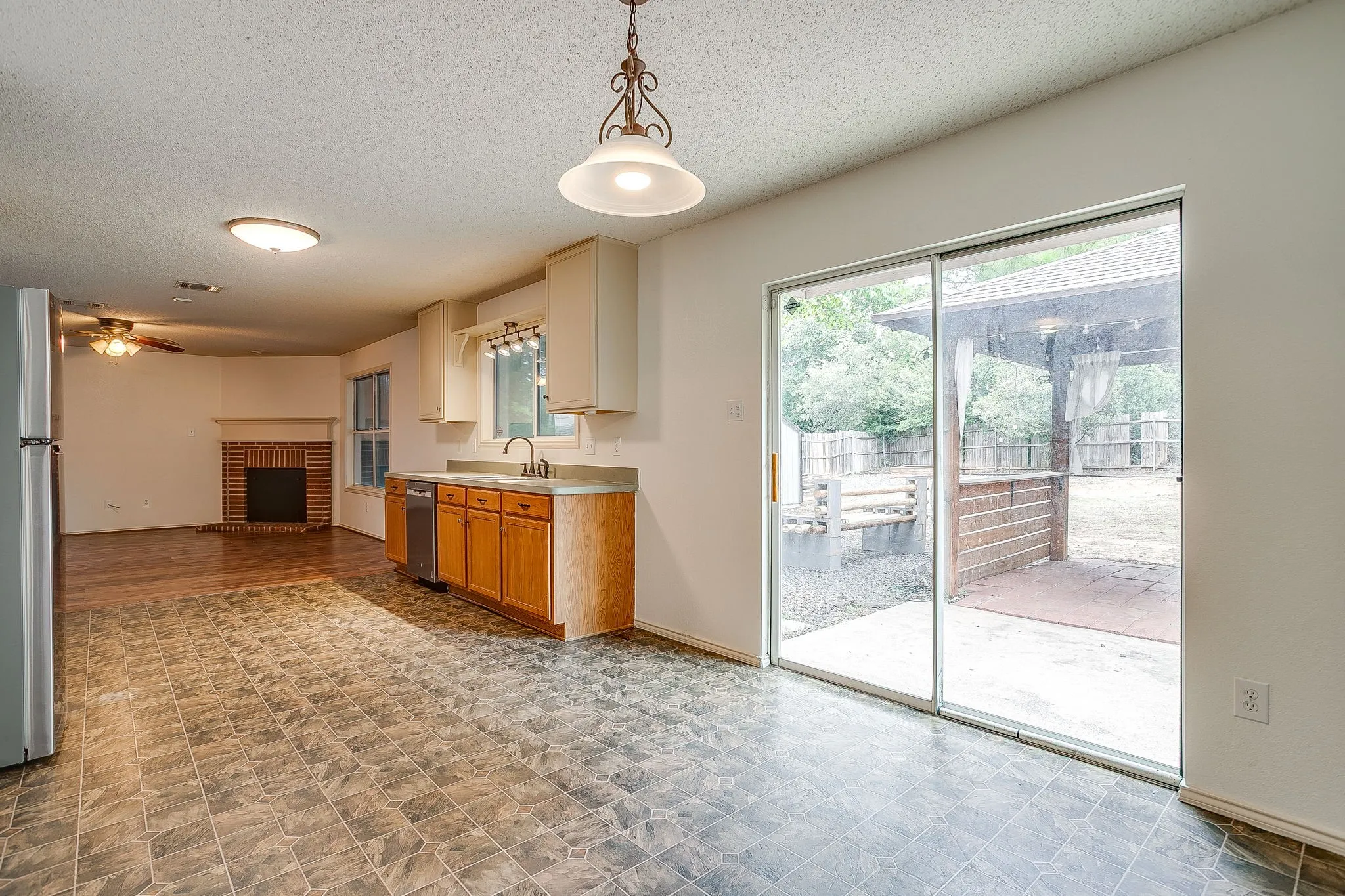 Single Family Residence For Sale in Tarrant County , 2333 Ash Grove Trail, Fort Worth, Texas 76112, 3 Bedroom, 3 Bathroom, 2 Garage spaces, 2,281 Sqft, built in 2004, mls#21314180, Real Estate Agent in Fort Worth, Homes For Sale in Tarrant county, Homes For Sale in Fort Worth, Realtor in Fort Worth Texas, Real Estate Brokerage Independent Realty Texas, Luminita Cordes Realtor
