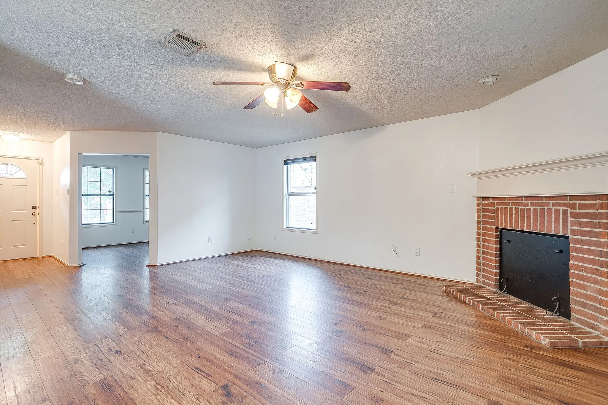 Single Family Residence For Sale in Tarrant County , 2333 Ash Grove Trail, Fort Worth, Texas 76112, 3 Bedroom, 3 Bathroom, 2 Garage spaces, 2,281 Sqft, built in 2004, mls#21314180, Real Estate Agent in Fort Worth, Homes For Sale in Tarrant county, Homes For Sale in Fort Worth, Realtor in Fort Worth Texas, Real Estate Brokerage Independent Realty Texas, Luminita Cordes Realtor