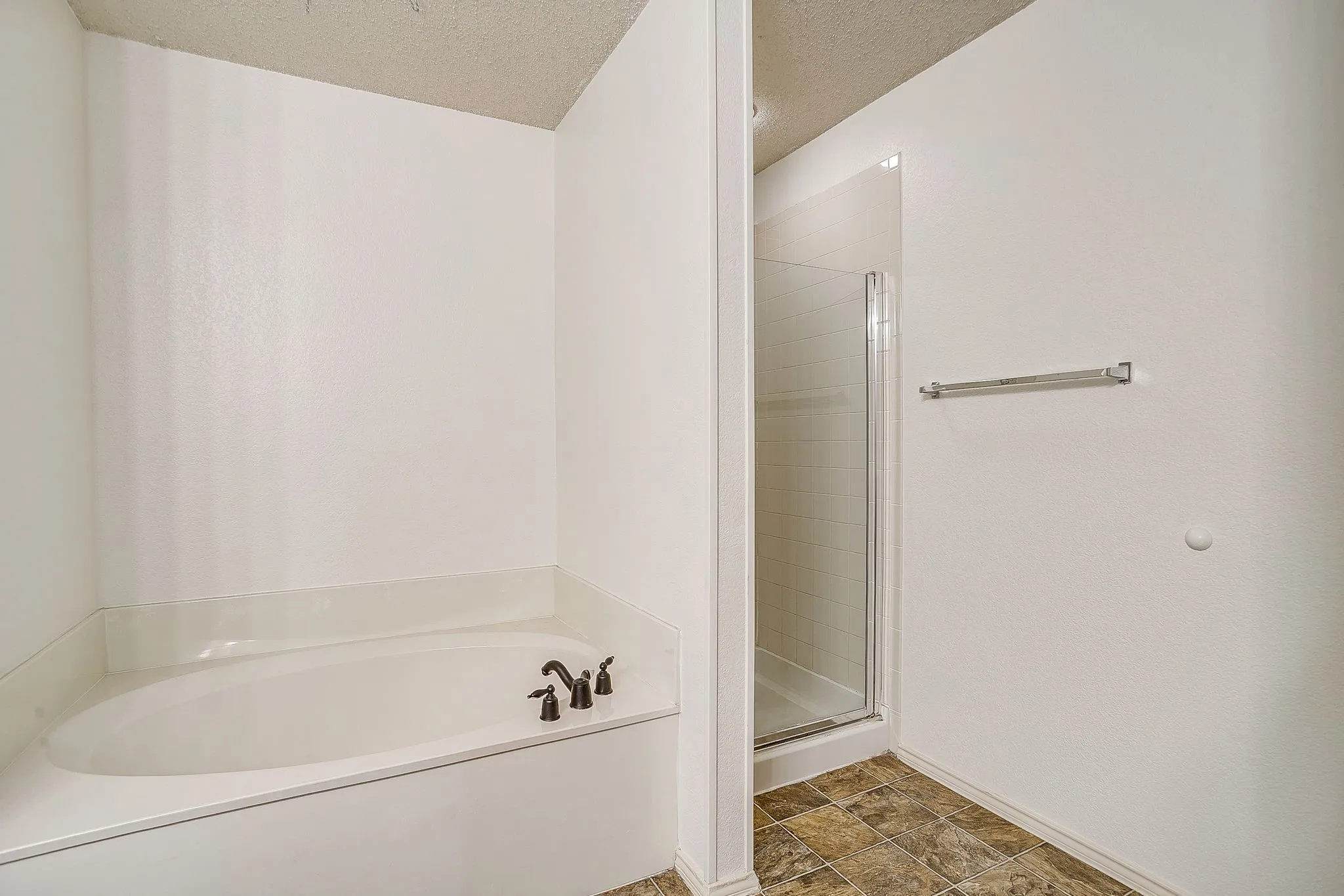 Single Family Residence For Sale in Tarrant County , 2333 Ash Grove Trail, Fort Worth, Texas 76112, 3 Bedroom, 3 Bathroom, 2 Garage spaces, 2,281 Sqft, built in 2004, mls#21314180, Real Estate Agent in Fort Worth, Homes For Sale in Tarrant county, Homes For Sale in Fort Worth, Realtor in Fort Worth Texas, Real Estate Brokerage Independent Realty Texas, Luminita Cordes Realtor