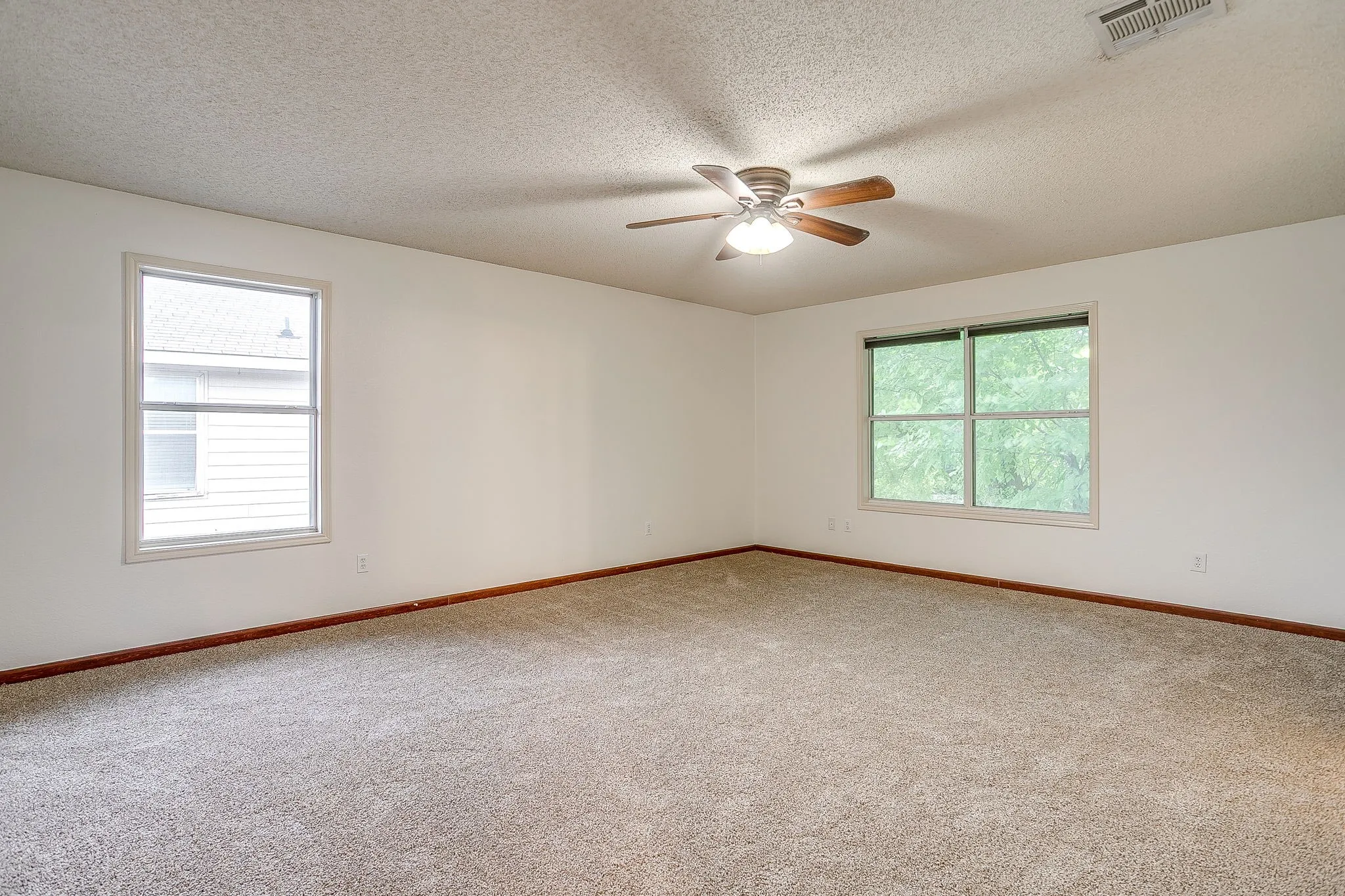 Single Family Residence For Sale in Tarrant County , 2333 Ash Grove Trail, Fort Worth, Texas 76112, 3 Bedroom, 3 Bathroom, 2 Garage spaces, 2,281 Sqft, built in 2004, mls#21314180, Real Estate Agent in Fort Worth, Homes For Sale in Tarrant county, Homes For Sale in Fort Worth, Realtor in Fort Worth Texas, Real Estate Brokerage Independent Realty Texas, Luminita Cordes Realtor