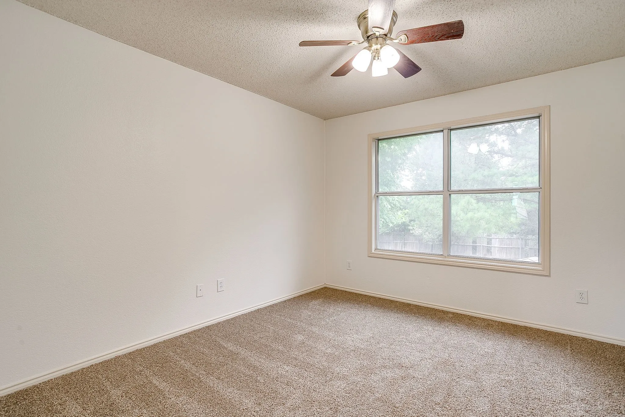 Single Family Residence For Sale in Tarrant County , 2333 Ash Grove Trail, Fort Worth, Texas 76112, 3 Bedroom, 3 Bathroom, 2 Garage spaces, 2,281 Sqft, built in 2004, mls#21314180, Real Estate Agent in Fort Worth, Homes For Sale in Tarrant county, Homes For Sale in Fort Worth, Realtor in Fort Worth Texas, Real Estate Brokerage Independent Realty Texas, Luminita Cordes Realtor
