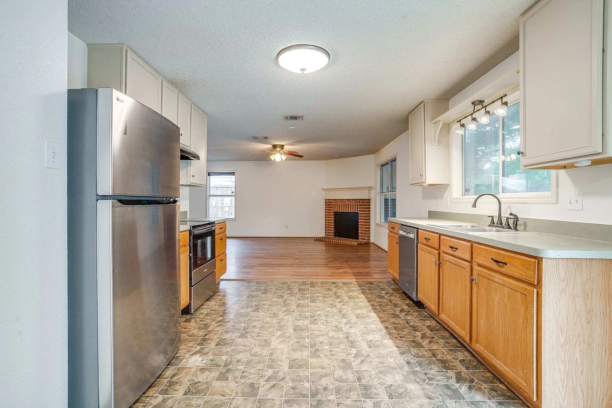 Single Family Residence For Sale in Tarrant County , 2333 Ash Grove Trail, Fort Worth, Texas 76112, 3 Bedroom, 3 Bathroom, 2 Garage spaces, 2,281 Sqft, built in 2004, mls#21314180, Real Estate Agent in Fort Worth, Homes For Sale in Tarrant county, Homes For Sale in Fort Worth, Realtor in Fort Worth Texas, Real Estate Brokerage Independent Realty Texas, Luminita Cordes Realtor