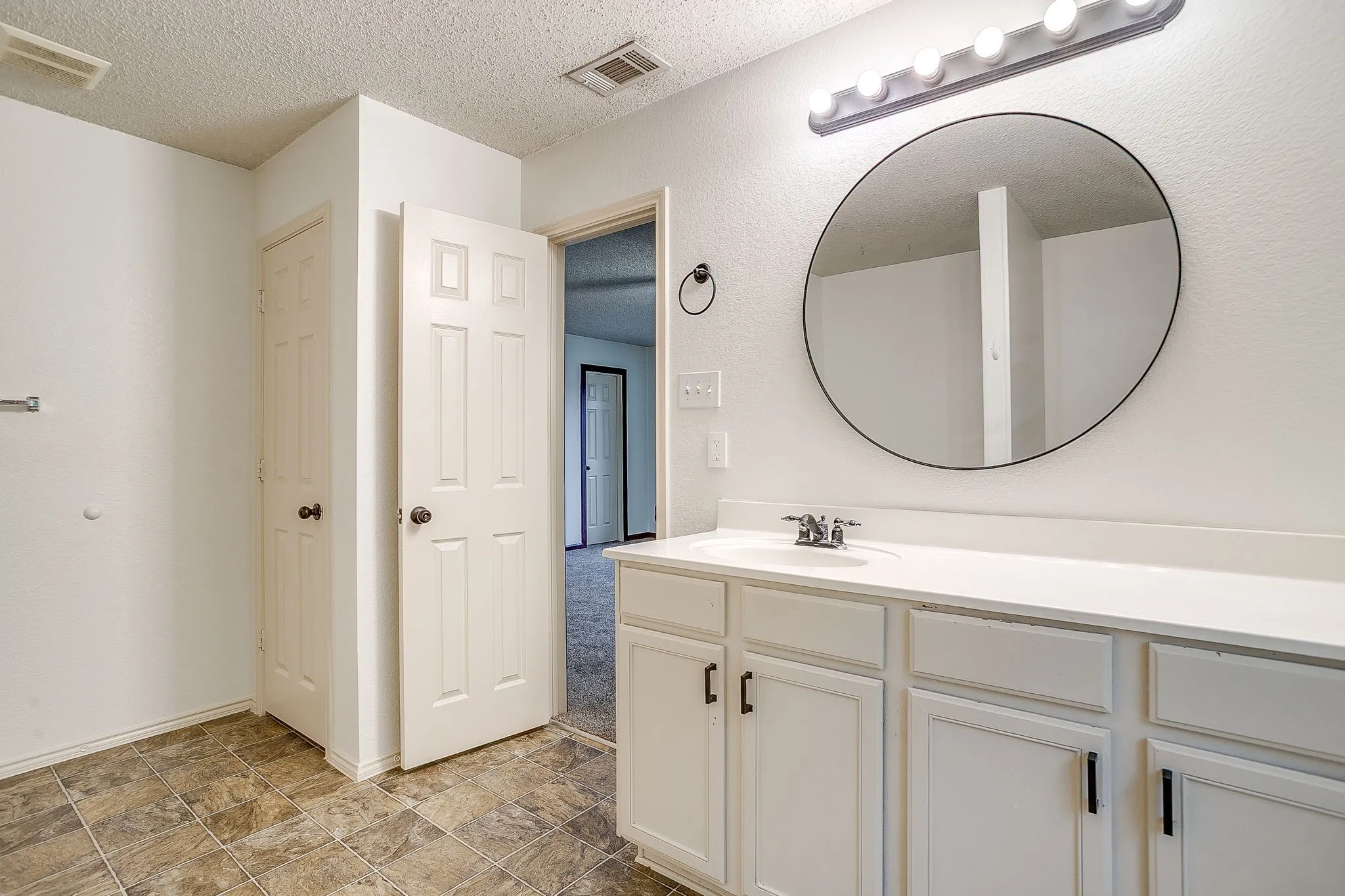 Single Family Residence For Sale in Tarrant County , 2333 Ash Grove Trail, Fort Worth, Texas 76112, 3 Bedroom, 3 Bathroom, 2 Garage spaces, 2,281 Sqft, built in 2004, mls#21314180, Real Estate Agent in Fort Worth, Homes For Sale in Tarrant county, Homes For Sale in Fort Worth, Realtor in Fort Worth Texas, Real Estate Brokerage Independent Realty Texas, Luminita Cordes Realtor