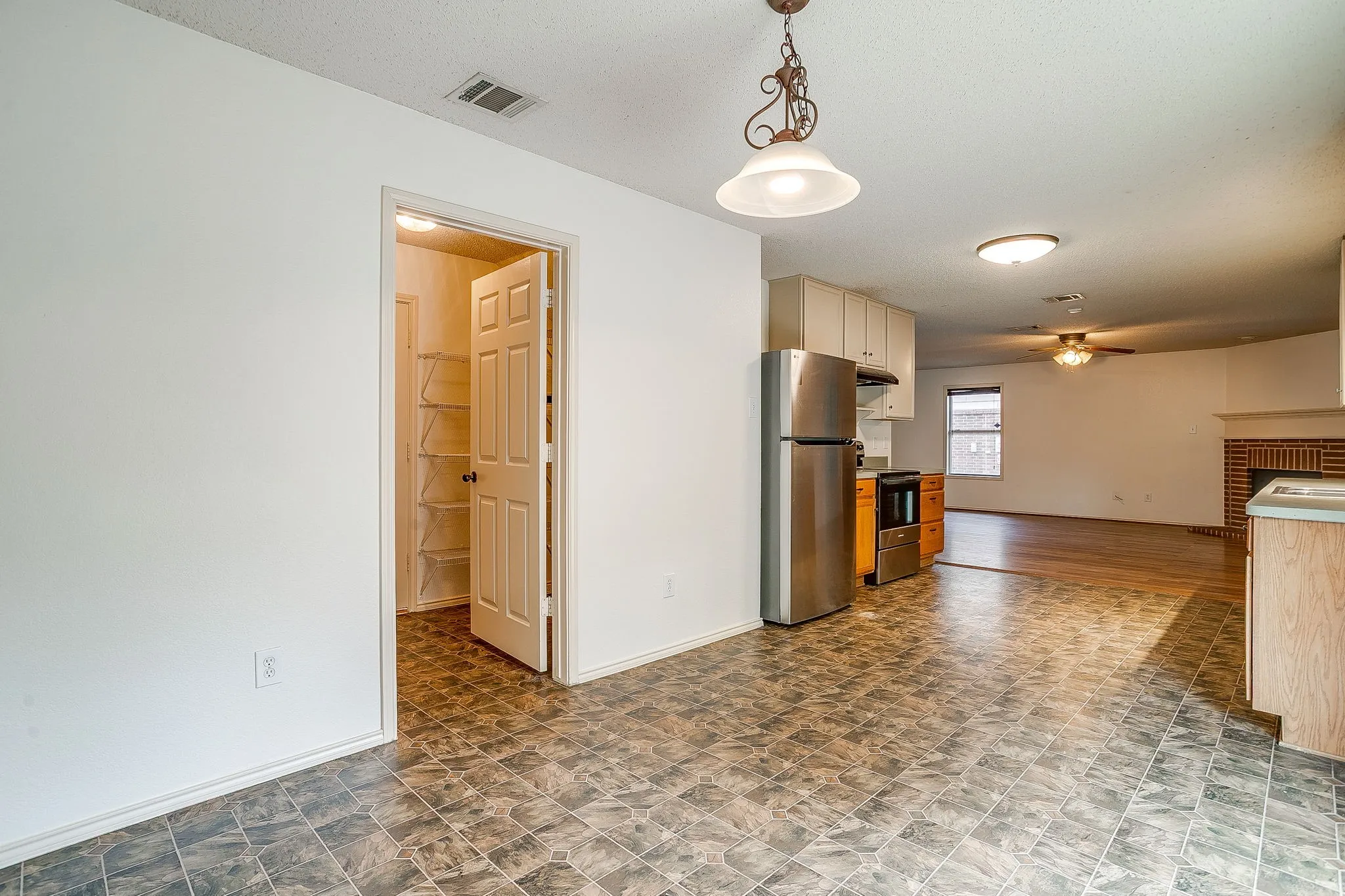 Single Family Residence For Sale in Tarrant County , 2333 Ash Grove Trail, Fort Worth, Texas 76112, 3 Bedroom, 3 Bathroom, 2 Garage spaces, 2,281 Sqft, built in 2004, mls#21314180, Real Estate Agent in Fort Worth, Homes For Sale in Tarrant county, Homes For Sale in Fort Worth, Realtor in Fort Worth Texas, Real Estate Brokerage Independent Realty Texas, Luminita Cordes Realtor