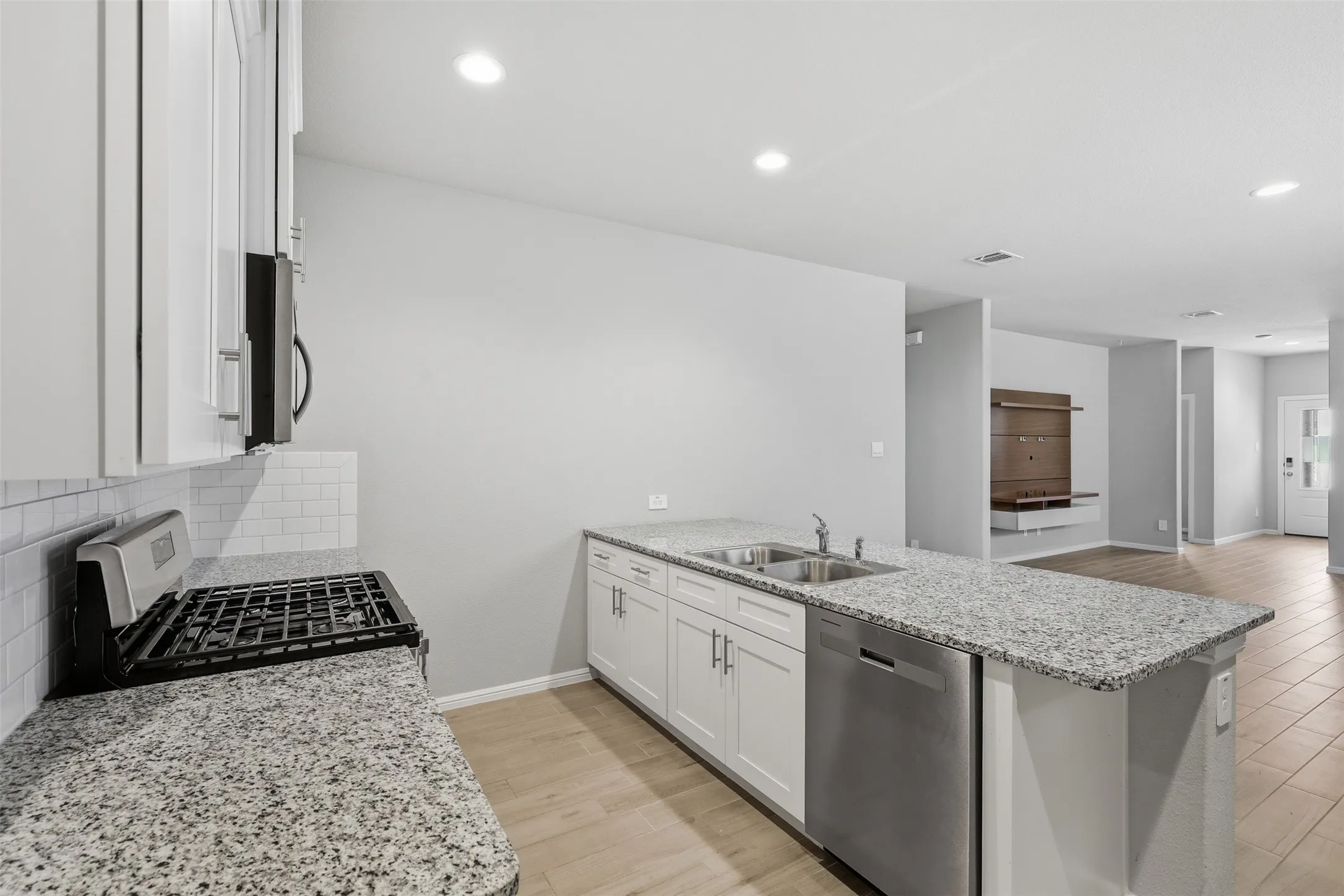Single Family Residence For Sale in Tarrant County , 6736 Windfall Drive, Fort Worth, Texas 76135, 3 Bedroom, 2 Bathroom, 2 Garage spaces, 1,602 Sqft, built in 2024, mls#21314298, Real Estate Agent in Fort Worth, Homes For Sale in Tarrant county, Homes For Sale in Fort Worth, Realtor in Fort Worth Texas, Real Estate Brokerage Independent Realty Texas, Luminita Cordes Realtor