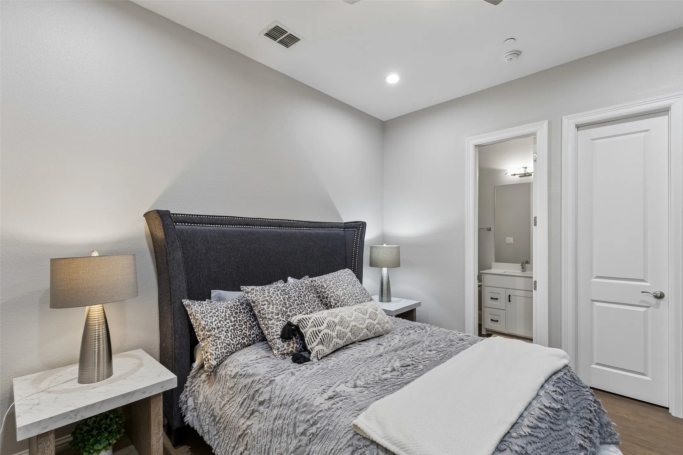 Single Family Residence For Sale in Dallas County , 4765 Cloudcroft Lane, Irving, Texas 75038, 3 Bedroom, 4 Bathroom, 2 Garage spaces, 3,642 Sqft, built in 2017, mls#21298042, Real Estate Agent in Irving, Homes For Sale in Dallas county, Homes For Sale in Irving, Realtor in Irving Texas, Real Estate Brokerage Independent Realty Texas, Luminita Cordes Realtor