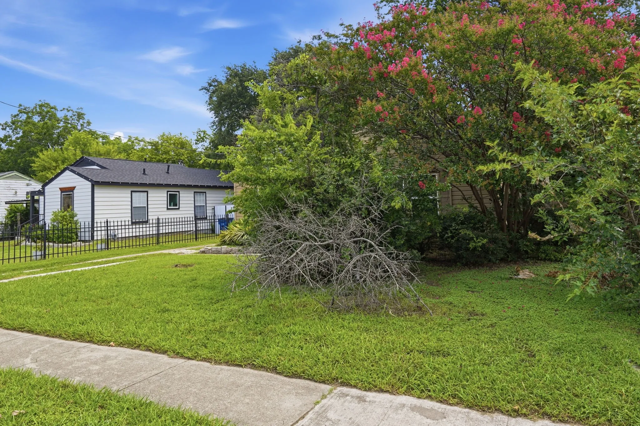 Single Family Residence For Sale in Dallas County , 1450 Holcomb Road, Dallas, Texas 75217, 2 Bedroom, 1 Bathroom, Garage spaces, 794 Sqft, built in 1950, mls#21313753, Real Estate Agent in Dallas, Homes For Sale in Dallas county, Homes For Sale in Dallas, Realtor in Dallas Texas, Real Estate Brokerage Independent Realty Texas, Luminita Cordes Realtor