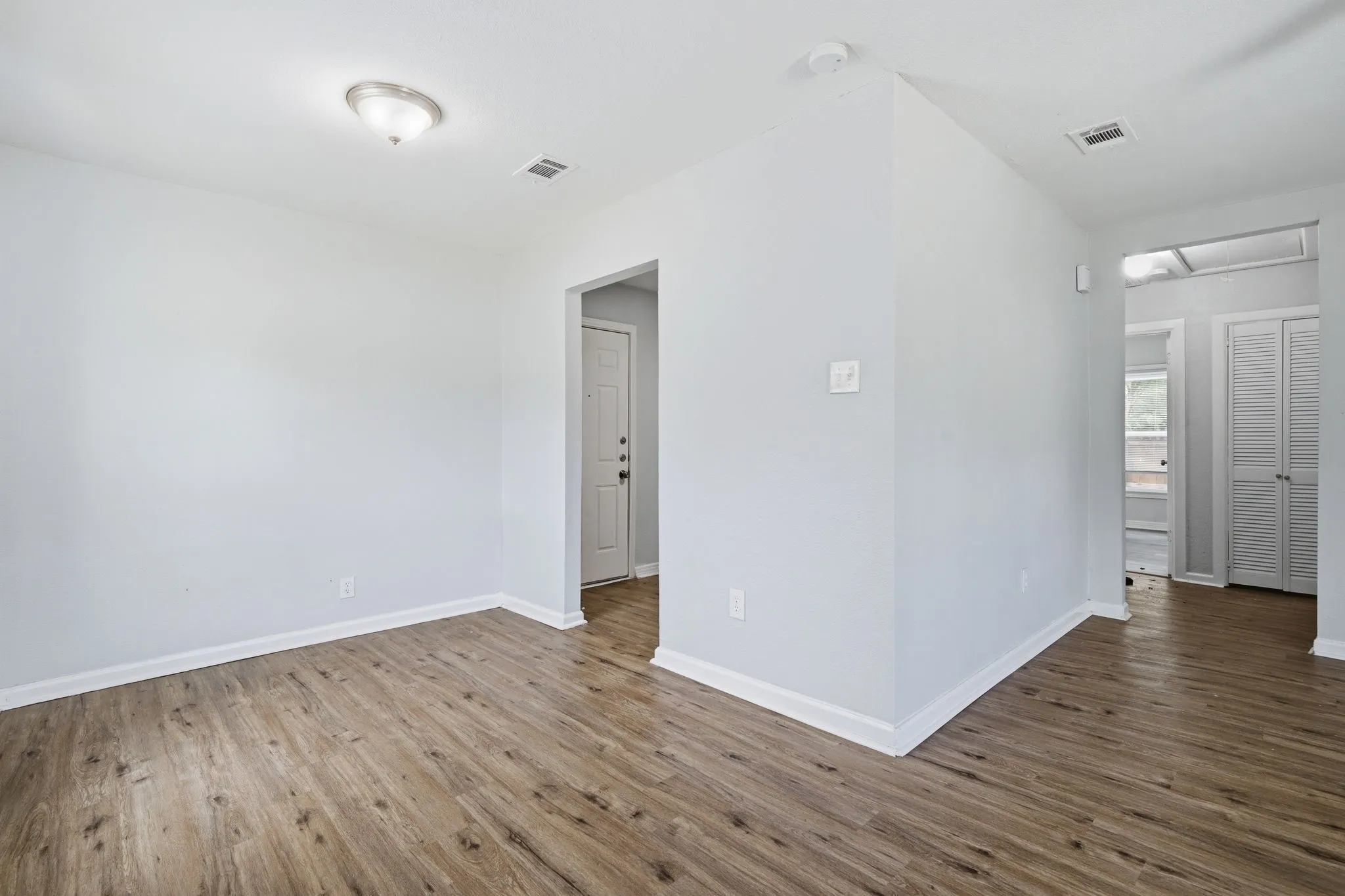 Single Family Residence For Sale in Dallas County , 1450 Holcomb Road, Dallas, Texas 75217, 2 Bedroom, 1 Bathroom, Garage spaces, 794 Sqft, built in 1950, mls#21313753, Real Estate Agent in Dallas, Homes For Sale in Dallas county, Homes For Sale in Dallas, Realtor in Dallas Texas, Real Estate Brokerage Independent Realty Texas, Luminita Cordes Realtor