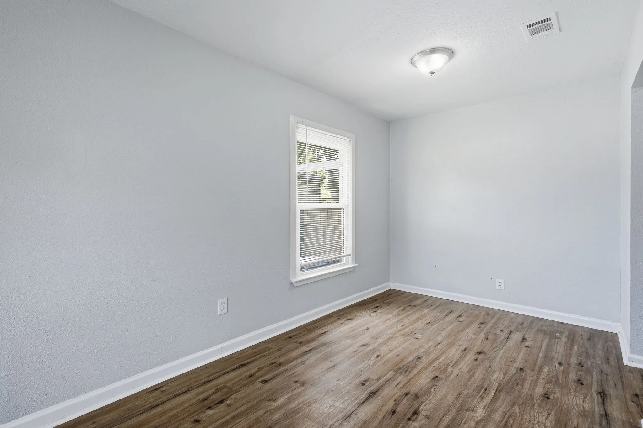 Single Family Residence For Sale in Dallas County , 1450 Holcomb Road, Dallas, Texas 75217, 2 Bedroom, 1 Bathroom, Garage spaces, 794 Sqft, built in 1950, mls#21313753, Real Estate Agent in Dallas, Homes For Sale in Dallas county, Homes For Sale in Dallas, Realtor in Dallas Texas, Real Estate Brokerage Independent Realty Texas, Luminita Cordes Realtor