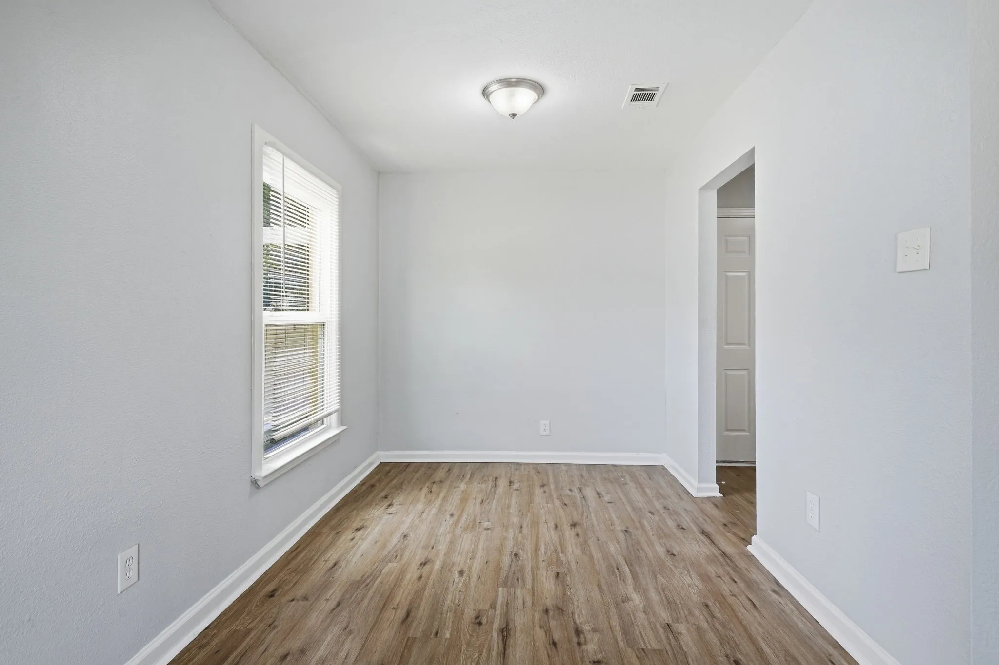 Single Family Residence For Sale in Dallas County , 1450 Holcomb Road, Dallas, Texas 75217, 2 Bedroom, 1 Bathroom, Garage spaces, 794 Sqft, built in 1950, mls#21313753, Real Estate Agent in Dallas, Homes For Sale in Dallas county, Homes For Sale in Dallas, Realtor in Dallas Texas, Real Estate Brokerage Independent Realty Texas, Luminita Cordes Realtor