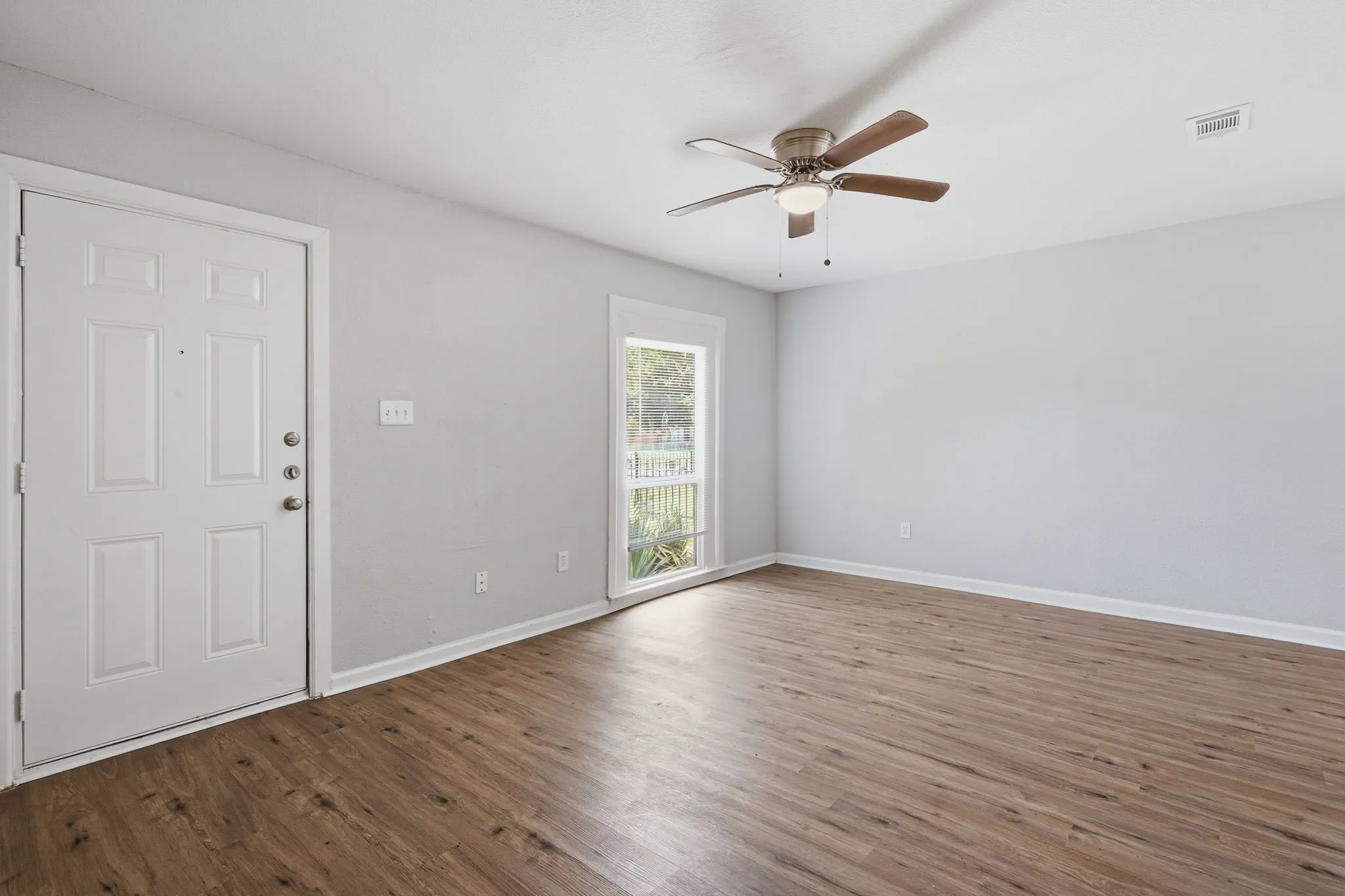 Single Family Residence For Sale in Dallas County , 1450 Holcomb Road, Dallas, Texas 75217, 2 Bedroom, 1 Bathroom, Garage spaces, 794 Sqft, built in 1950, mls#21313753, Real Estate Agent in Dallas, Homes For Sale in Dallas county, Homes For Sale in Dallas, Realtor in Dallas Texas, Real Estate Brokerage Independent Realty Texas, Luminita Cordes Realtor