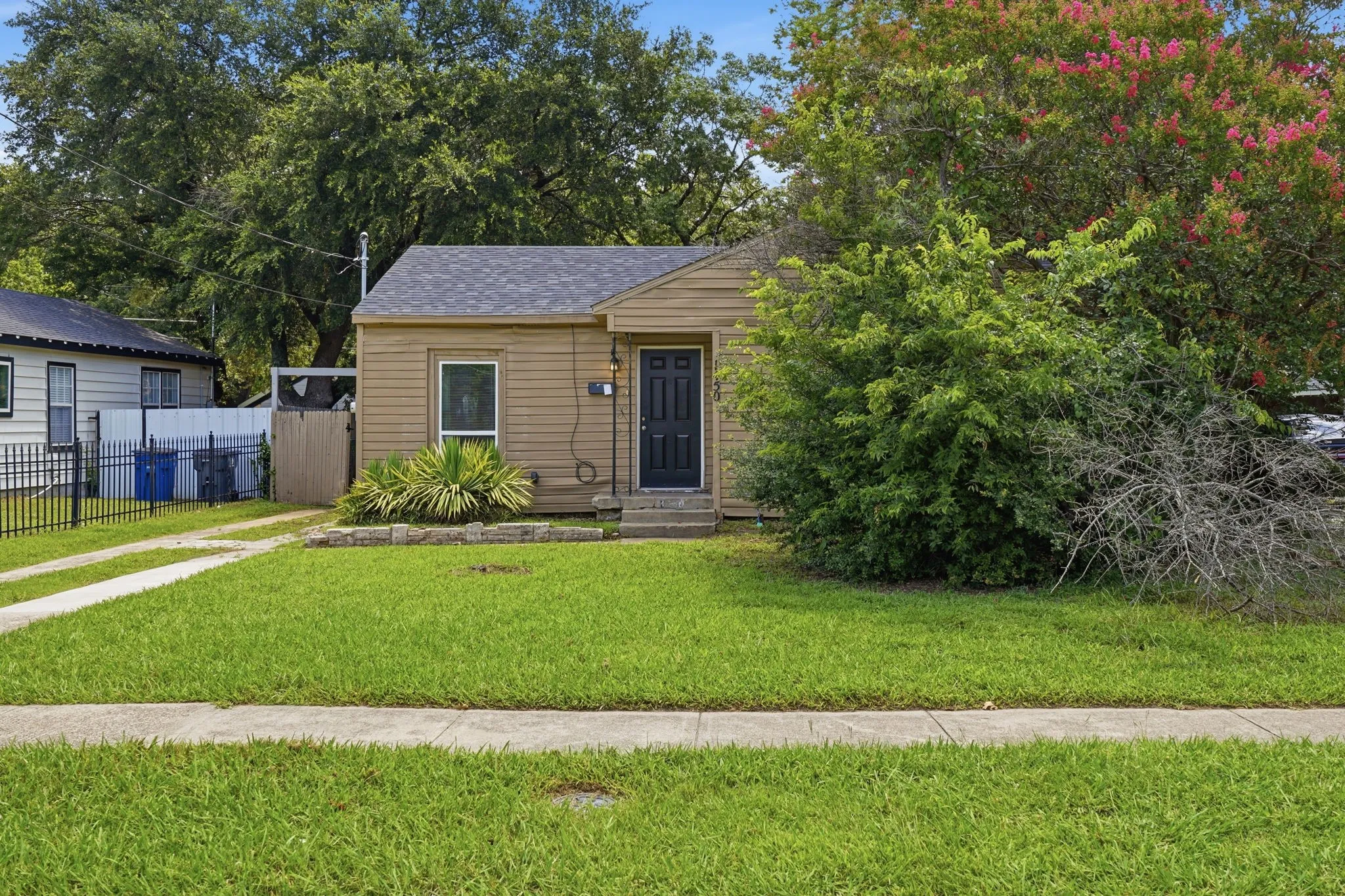 Single Family Residence For Sale in Dallas County , 1450 Holcomb Road, Dallas, Texas 75217, 2 Bedroom, 1 Bathroom, Garage spaces, 794 Sqft, built in 1950, mls#21313753, Real Estate Agent in Dallas, Homes For Sale in Dallas county, Homes For Sale in Dallas, Realtor in Dallas Texas, Real Estate Brokerage Independent Realty Texas, Luminita Cordes Realtor