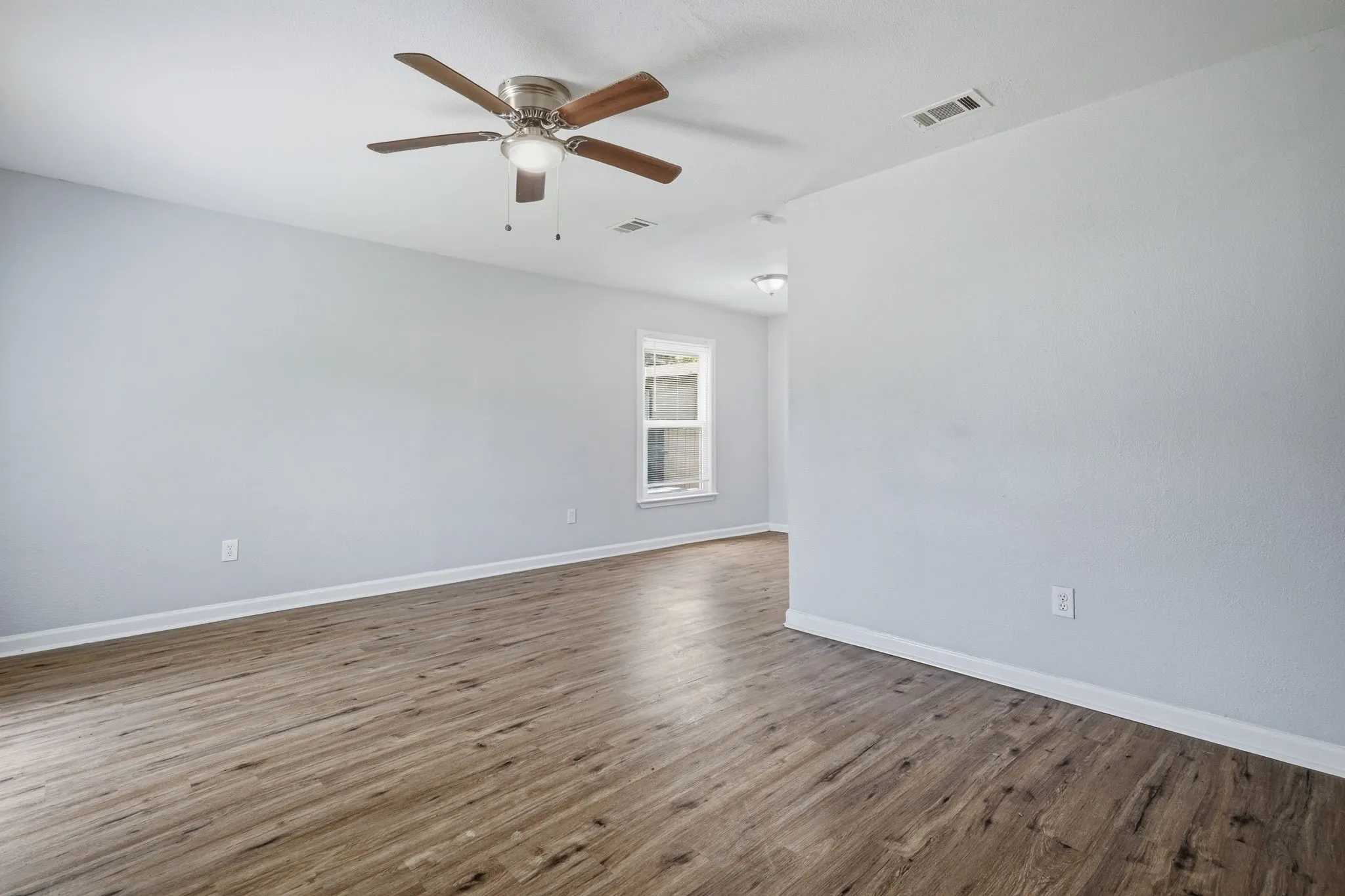 Single Family Residence For Sale in Dallas County , 1450 Holcomb Road, Dallas, Texas 75217, 2 Bedroom, 1 Bathroom, Garage spaces, 794 Sqft, built in 1950, mls#21313753, Real Estate Agent in Dallas, Homes For Sale in Dallas county, Homes For Sale in Dallas, Realtor in Dallas Texas, Real Estate Brokerage Independent Realty Texas, Luminita Cordes Realtor