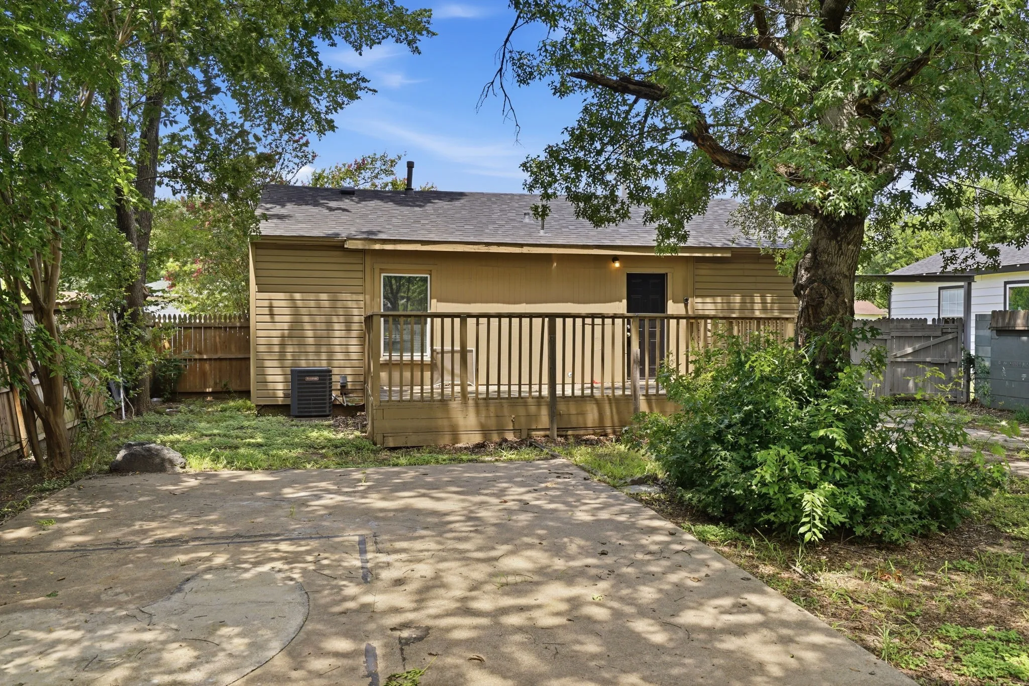 Single Family Residence For Sale in Dallas County , 1450 Holcomb Road, Dallas, Texas 75217, 2 Bedroom, 1 Bathroom, Garage spaces, 794 Sqft, built in 1950, mls#21313753, Real Estate Agent in Dallas, Homes For Sale in Dallas county, Homes For Sale in Dallas, Realtor in Dallas Texas, Real Estate Brokerage Independent Realty Texas, Luminita Cordes Realtor
