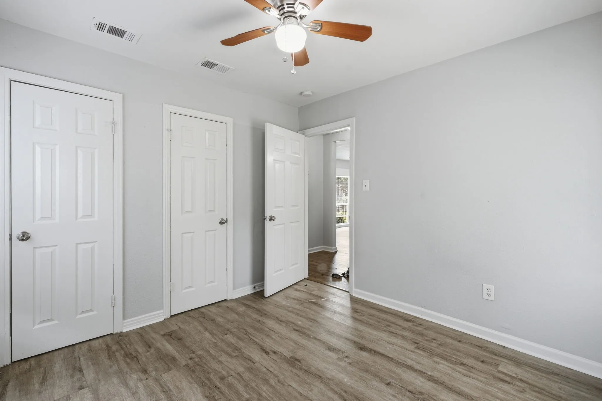 Single Family Residence For Sale in Dallas County , 1450 Holcomb Road, Dallas, Texas 75217, 2 Bedroom, 1 Bathroom, Garage spaces, 794 Sqft, built in 1950, mls#21313753, Real Estate Agent in Dallas, Homes For Sale in Dallas county, Homes For Sale in Dallas, Realtor in Dallas Texas, Real Estate Brokerage Independent Realty Texas, Luminita Cordes Realtor